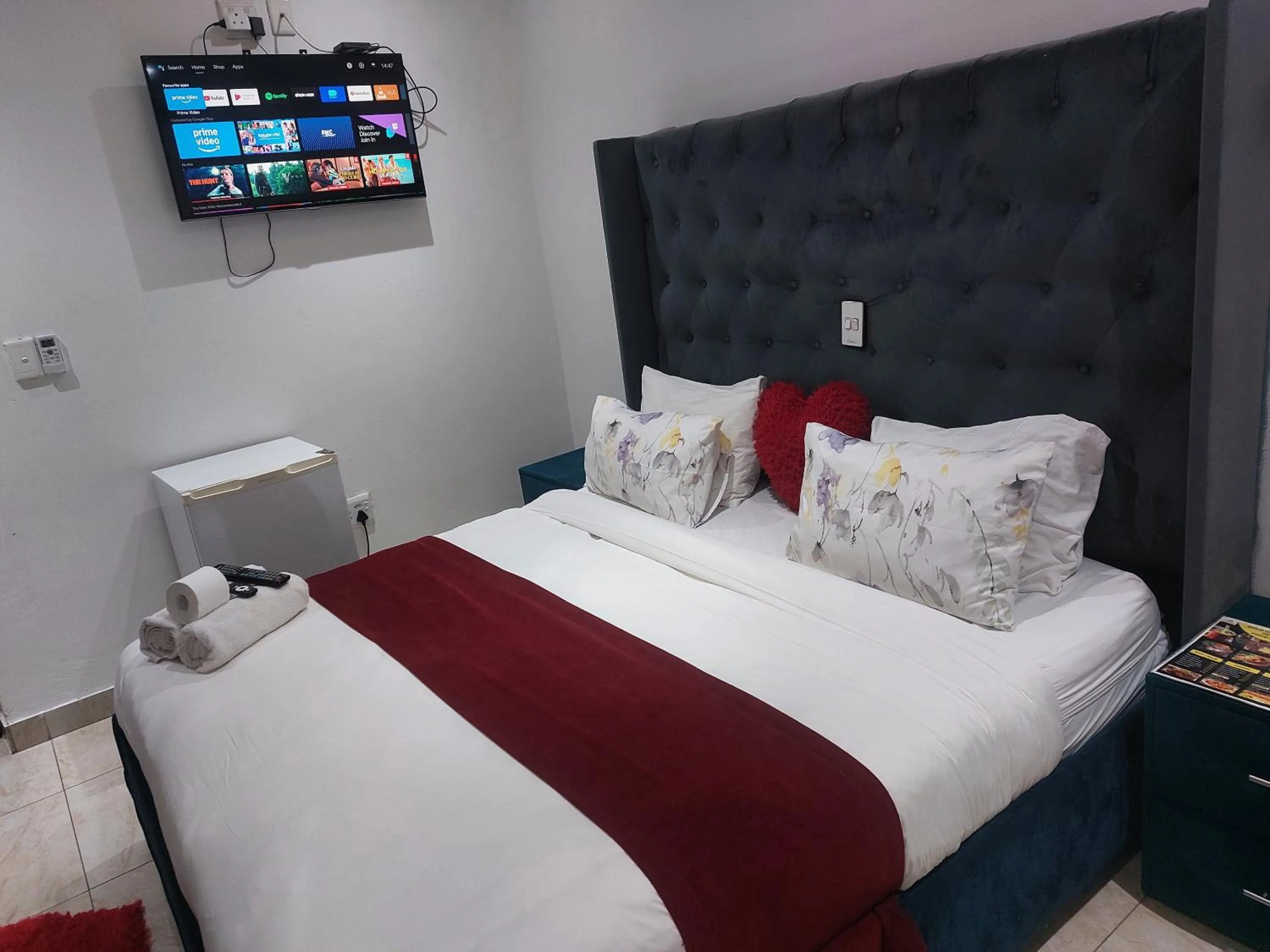 Bed in Gold Crown International Hotel Johannesburg