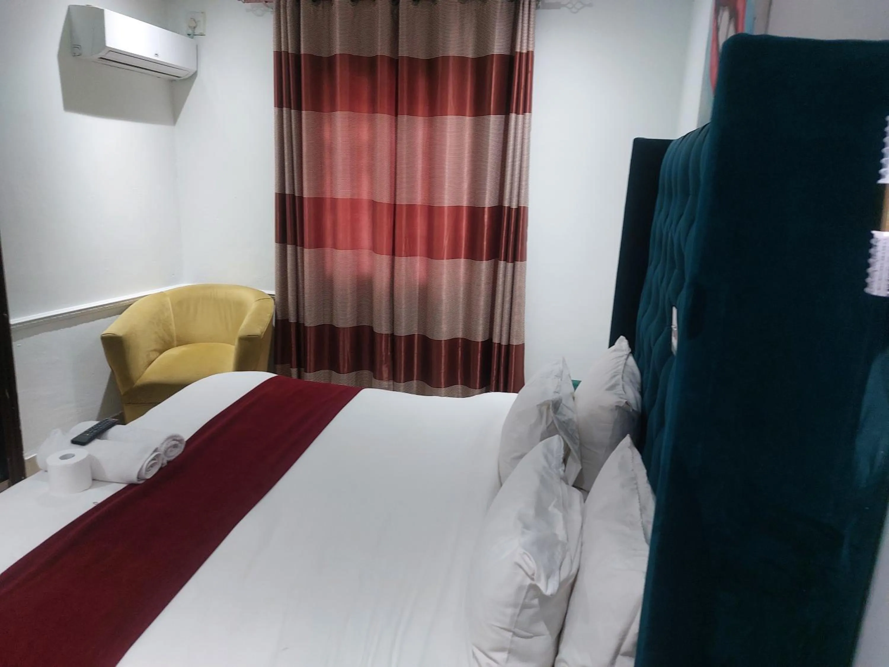 Bed in Gold Crown International Hotel Johannesburg