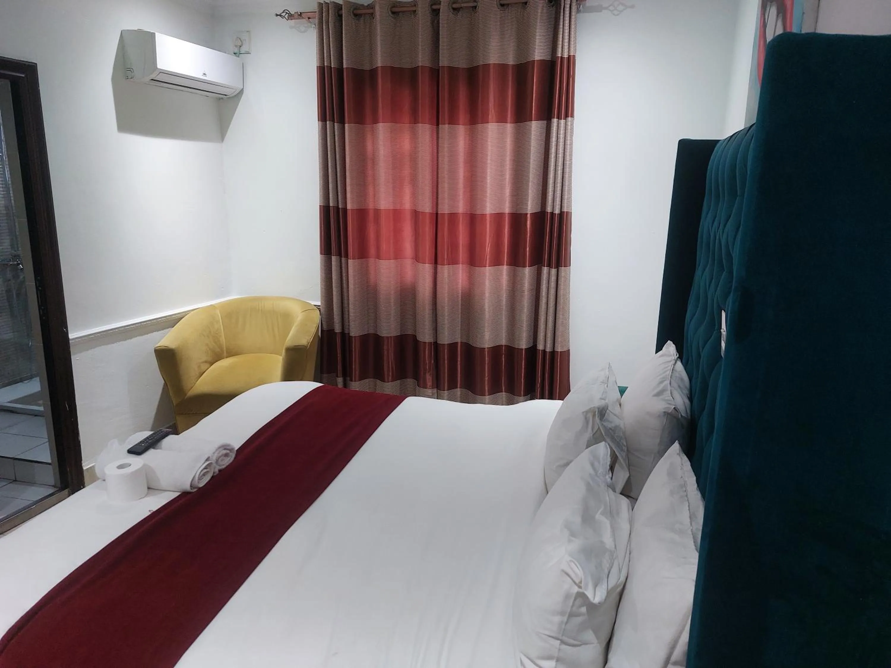 Bed in Gold Crown International Hotel Johannesburg