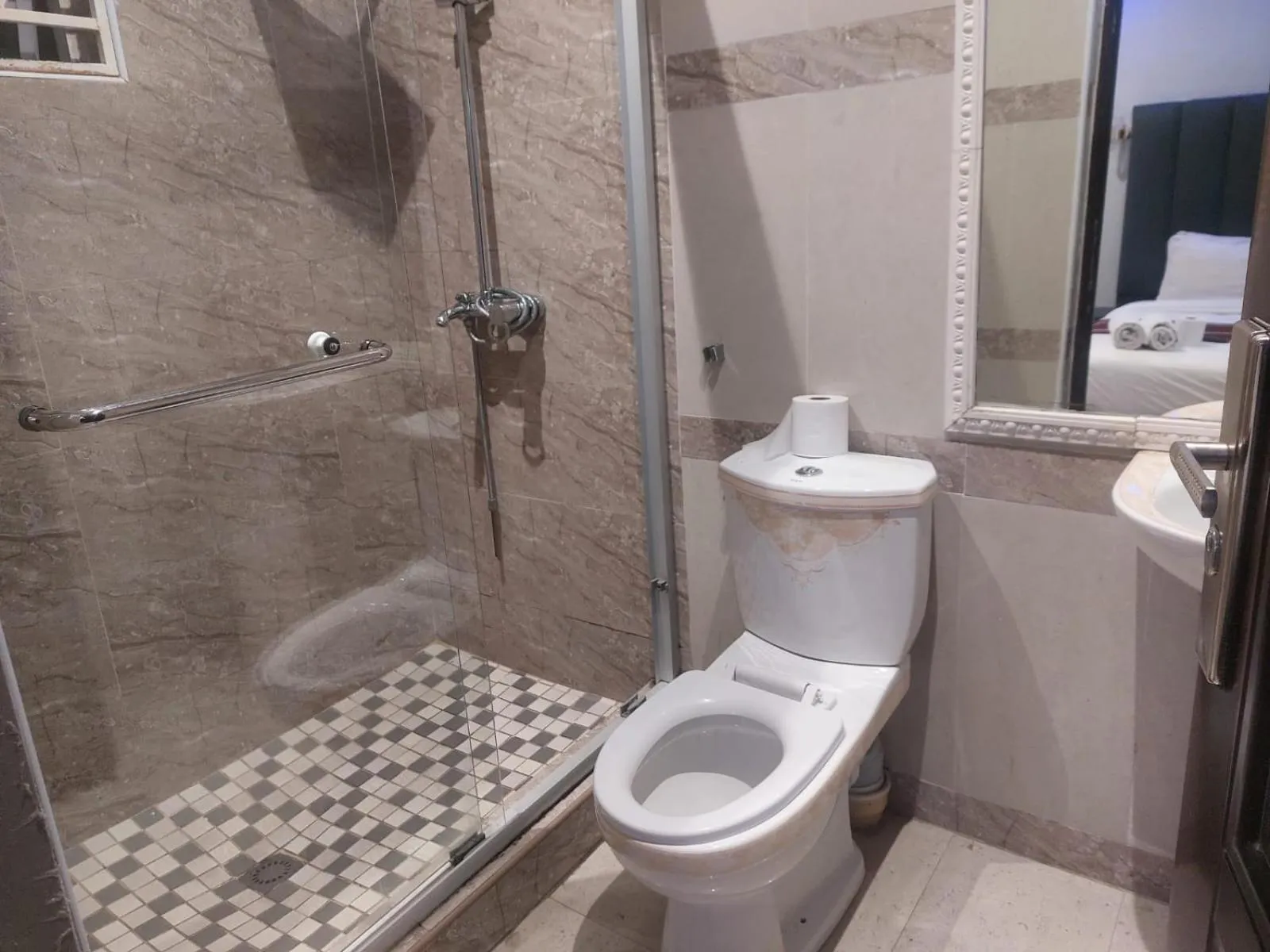 Shower in Gold Crown International Hotel Johannesburg