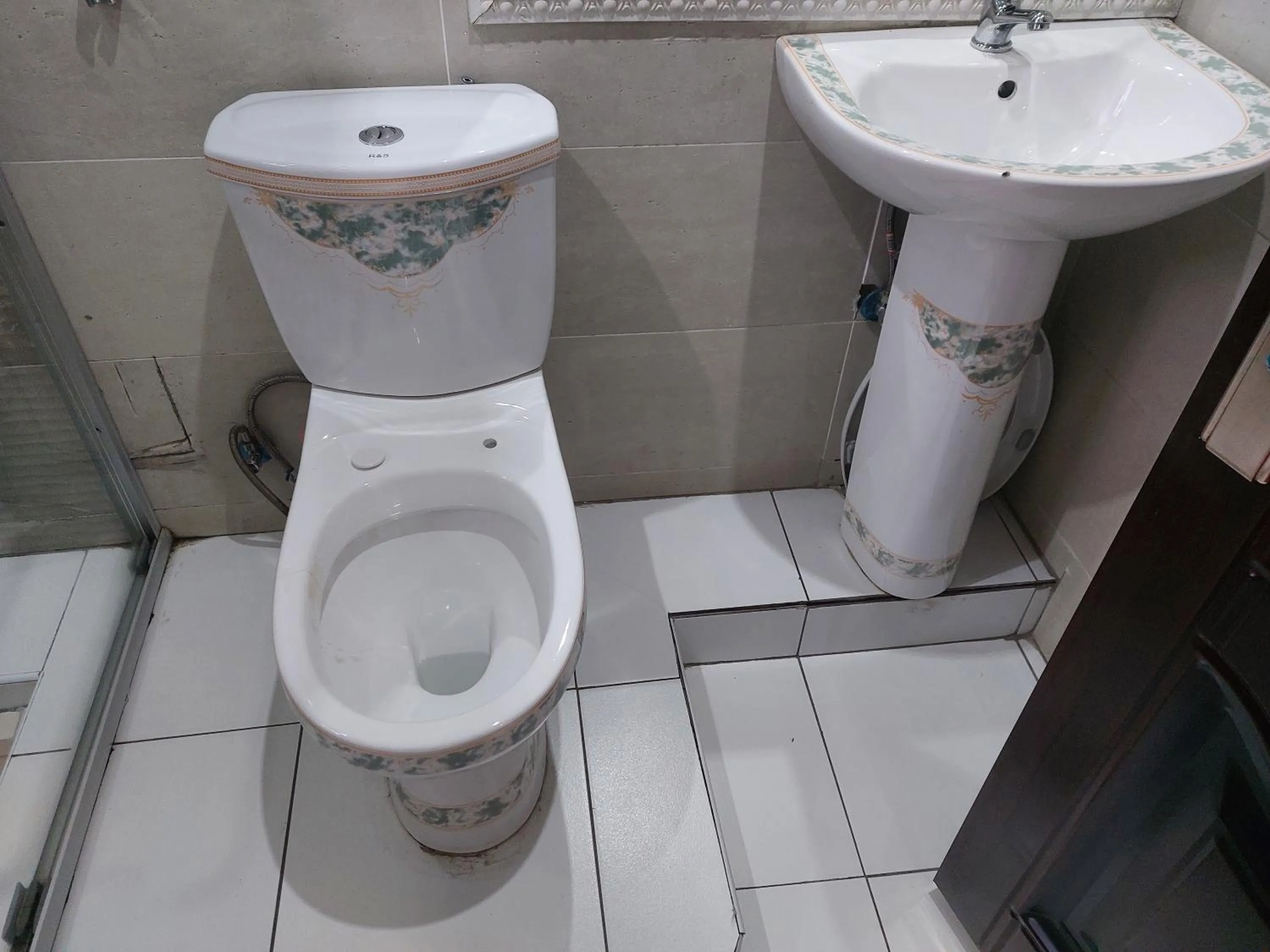 Toilet in Gold Crown International Hotel Johannesburg