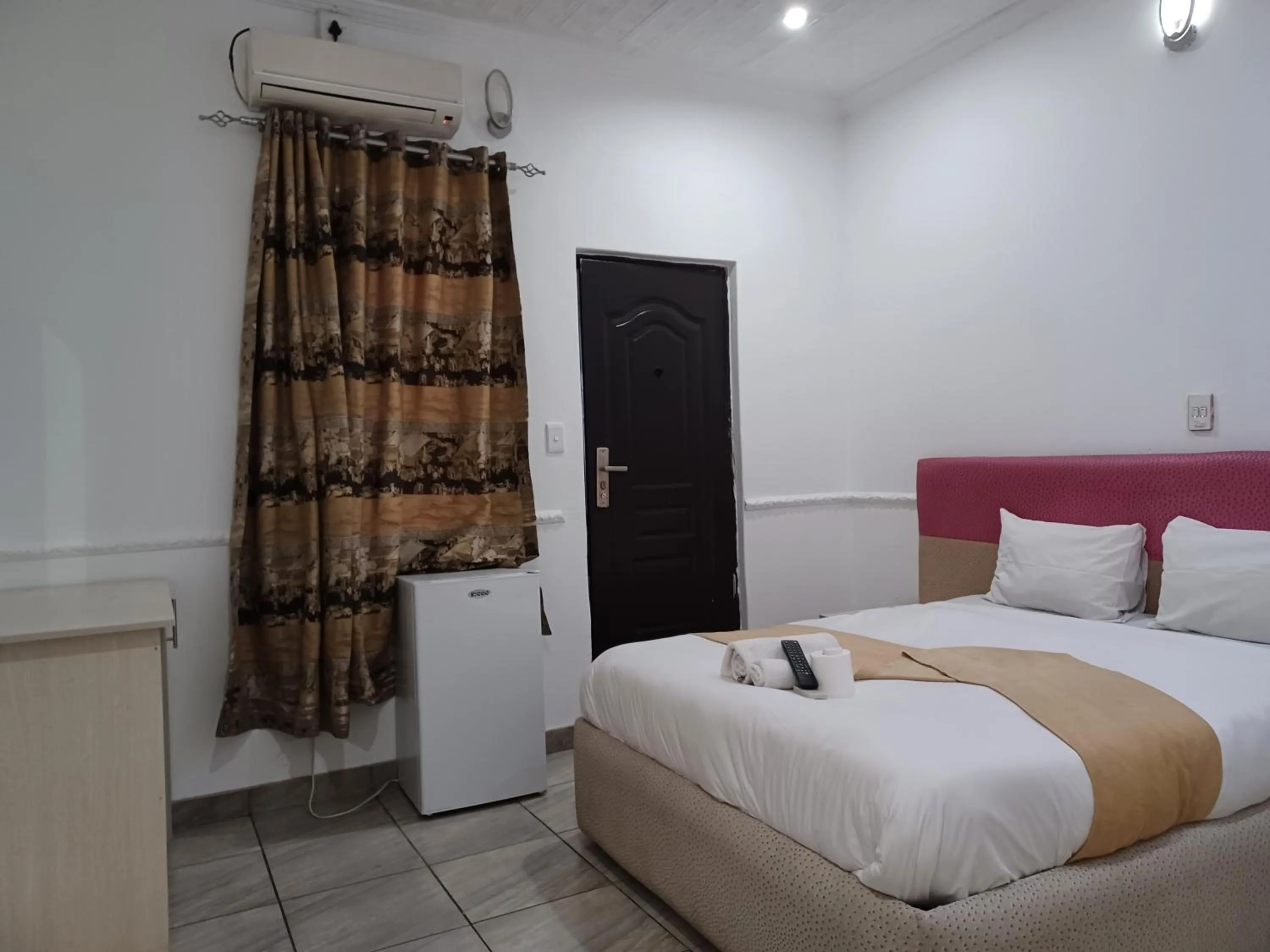 Bed in Gold Crown International Hotel Johannesburg