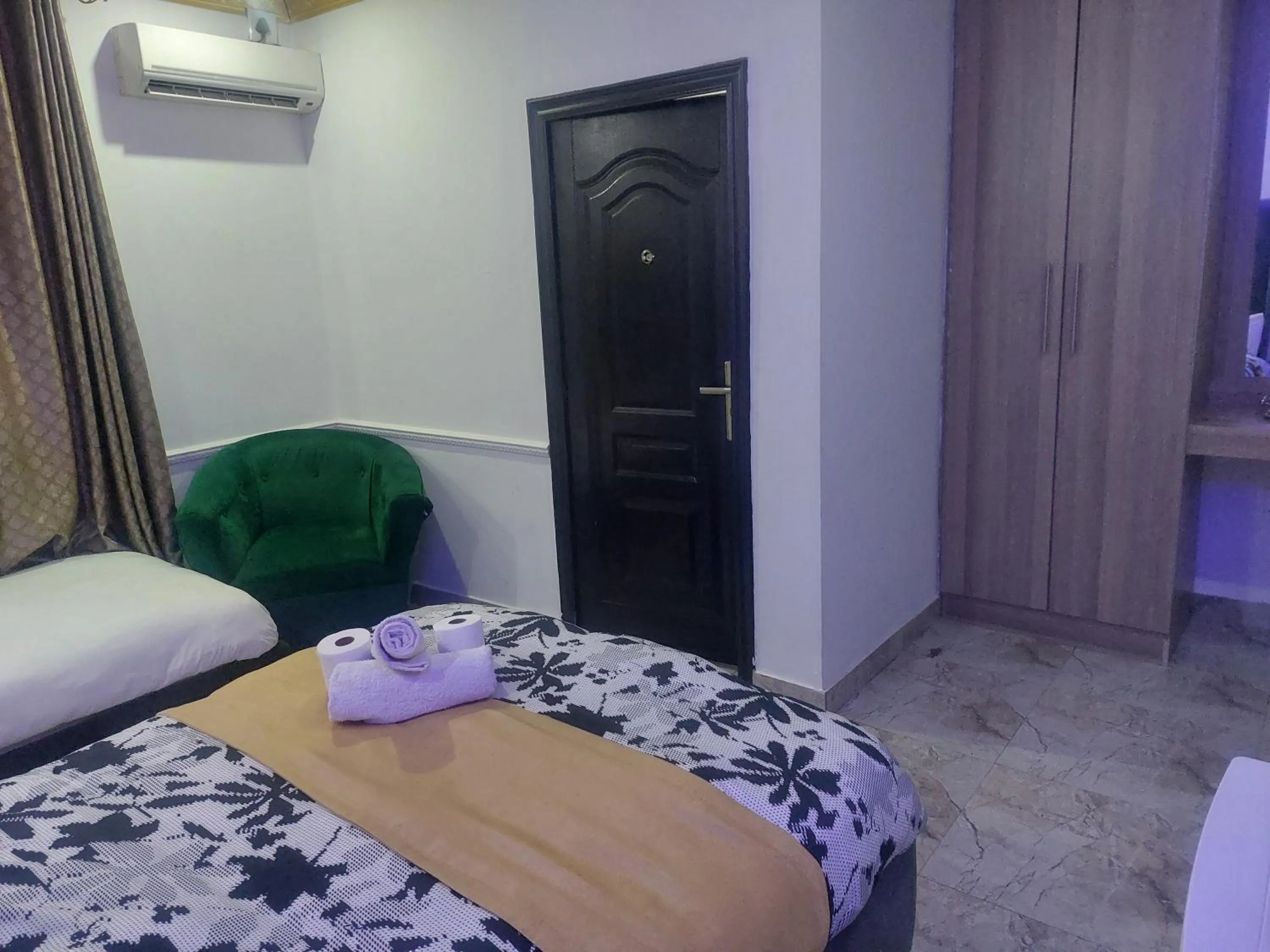 Bed in Gold Crown International Hotel Johannesburg