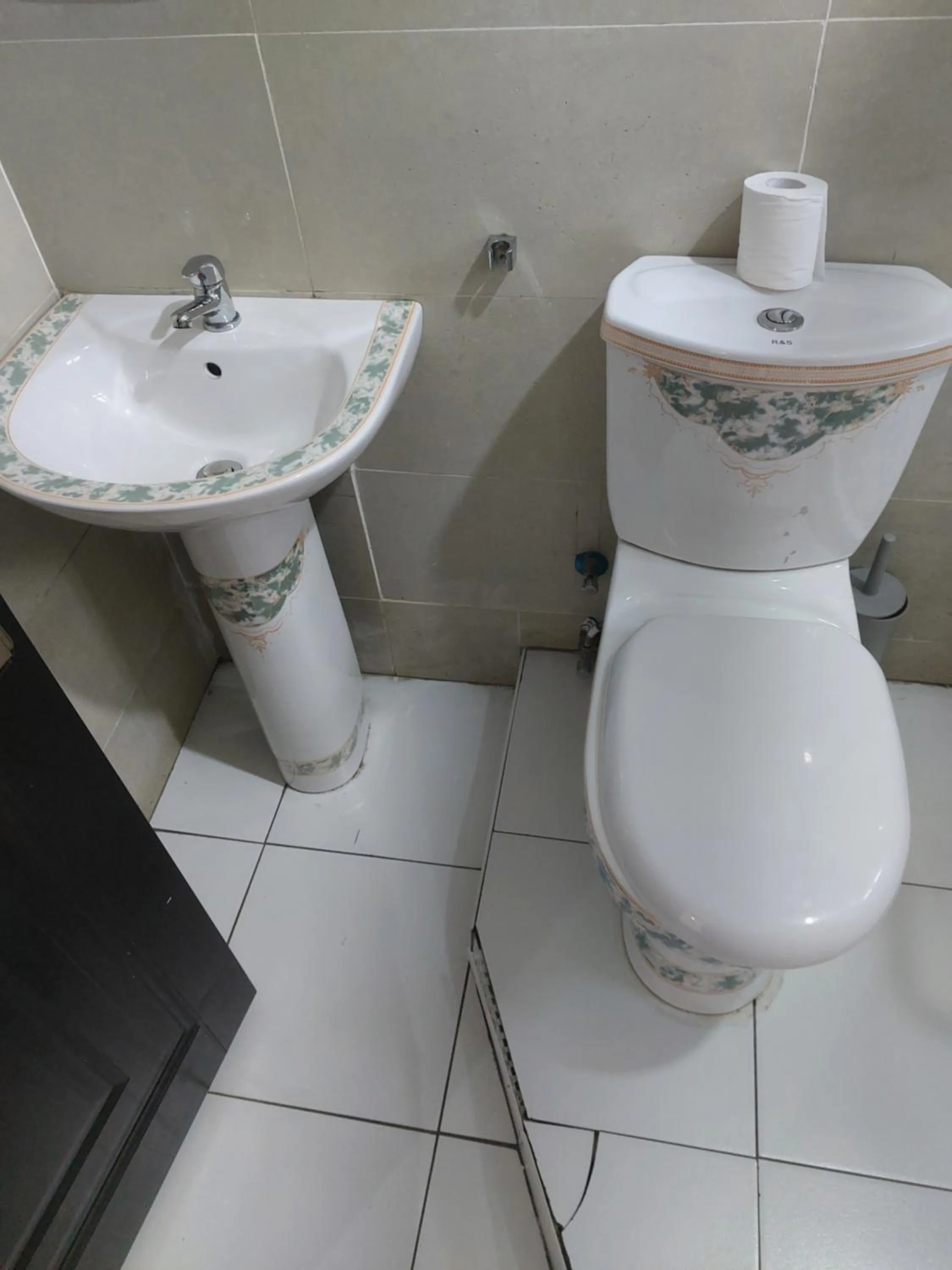 Toilet in Gold Crown International Hotel Johannesburg