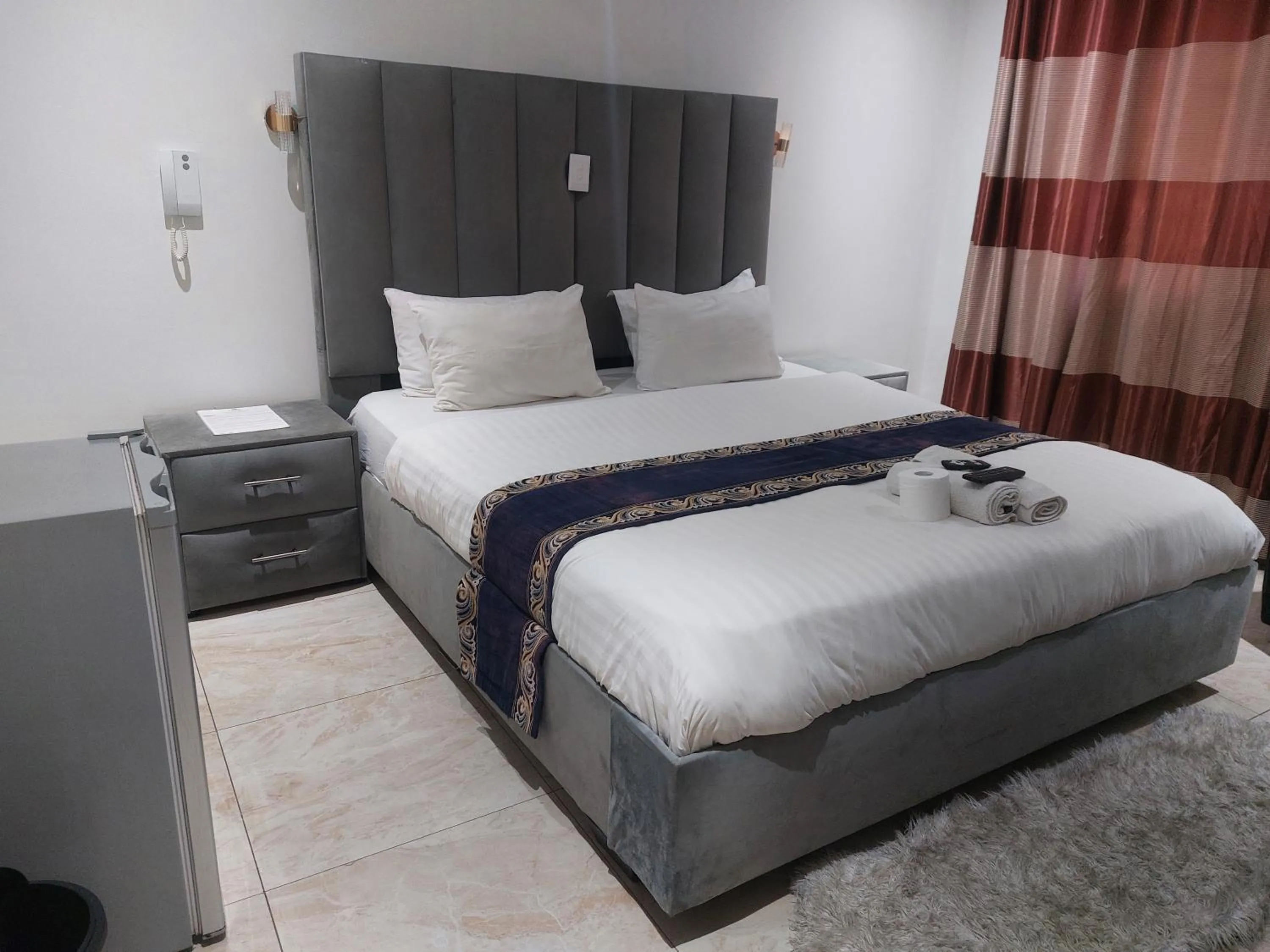 Bed in Gold Crown International Hotel Johannesburg