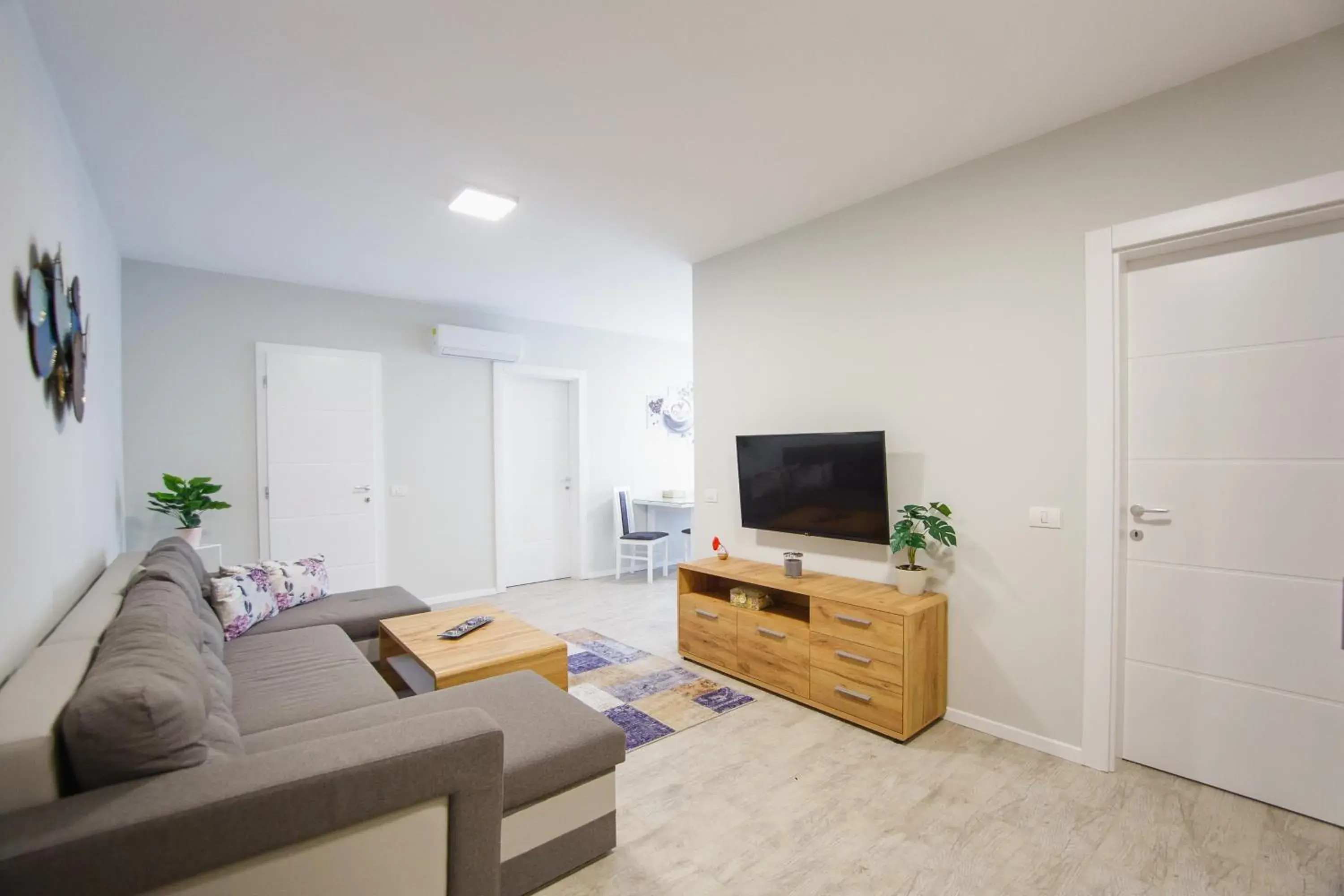 Retreat to a Stylish Home at West Residence Retreat to a Stylish Home at West Residence