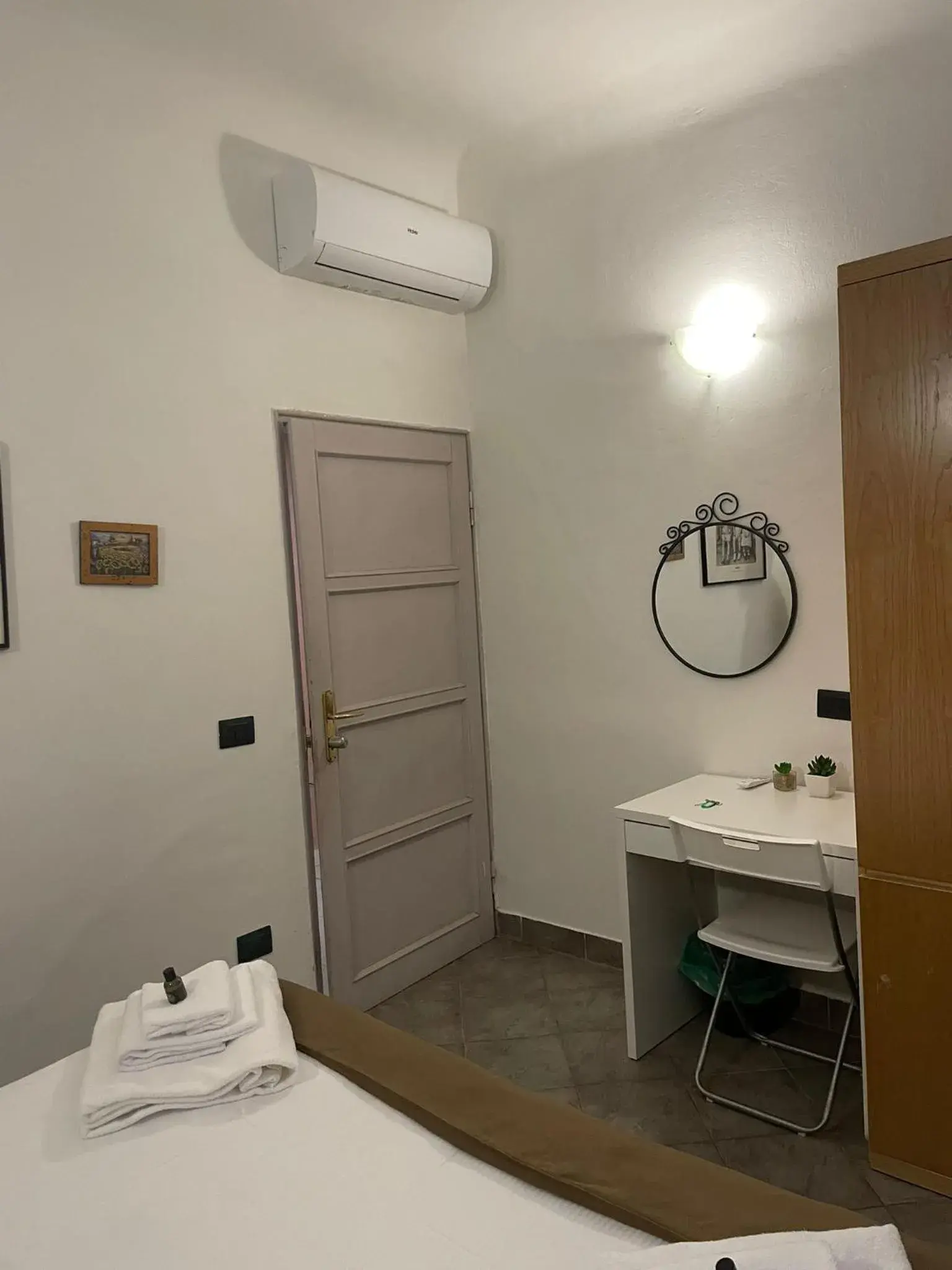 Standard Double Room in Homelink Firenze - The Key Standard Double Room in Homelink Firenze - The Key