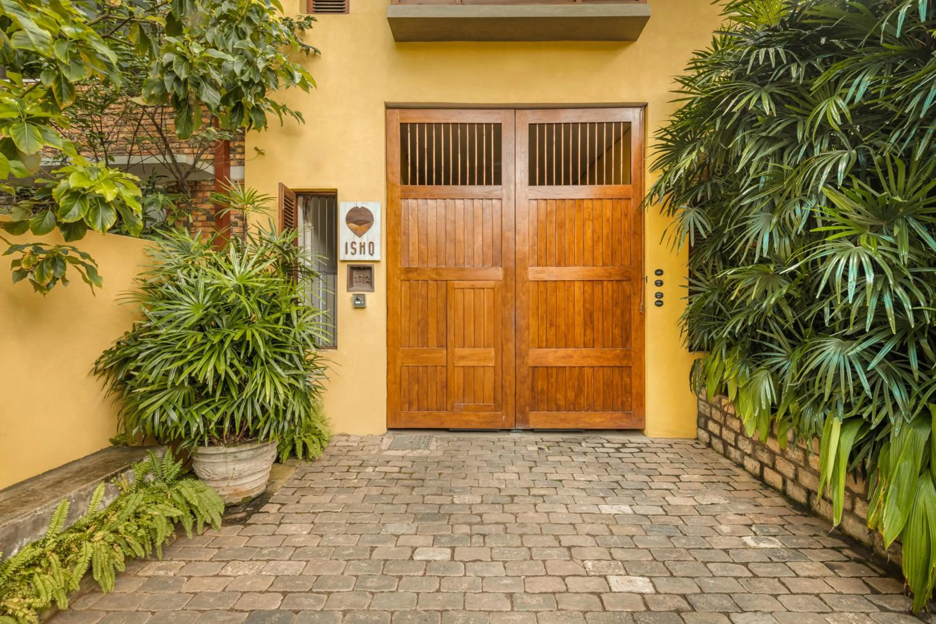 Facade/entrance in Ishq Colombo