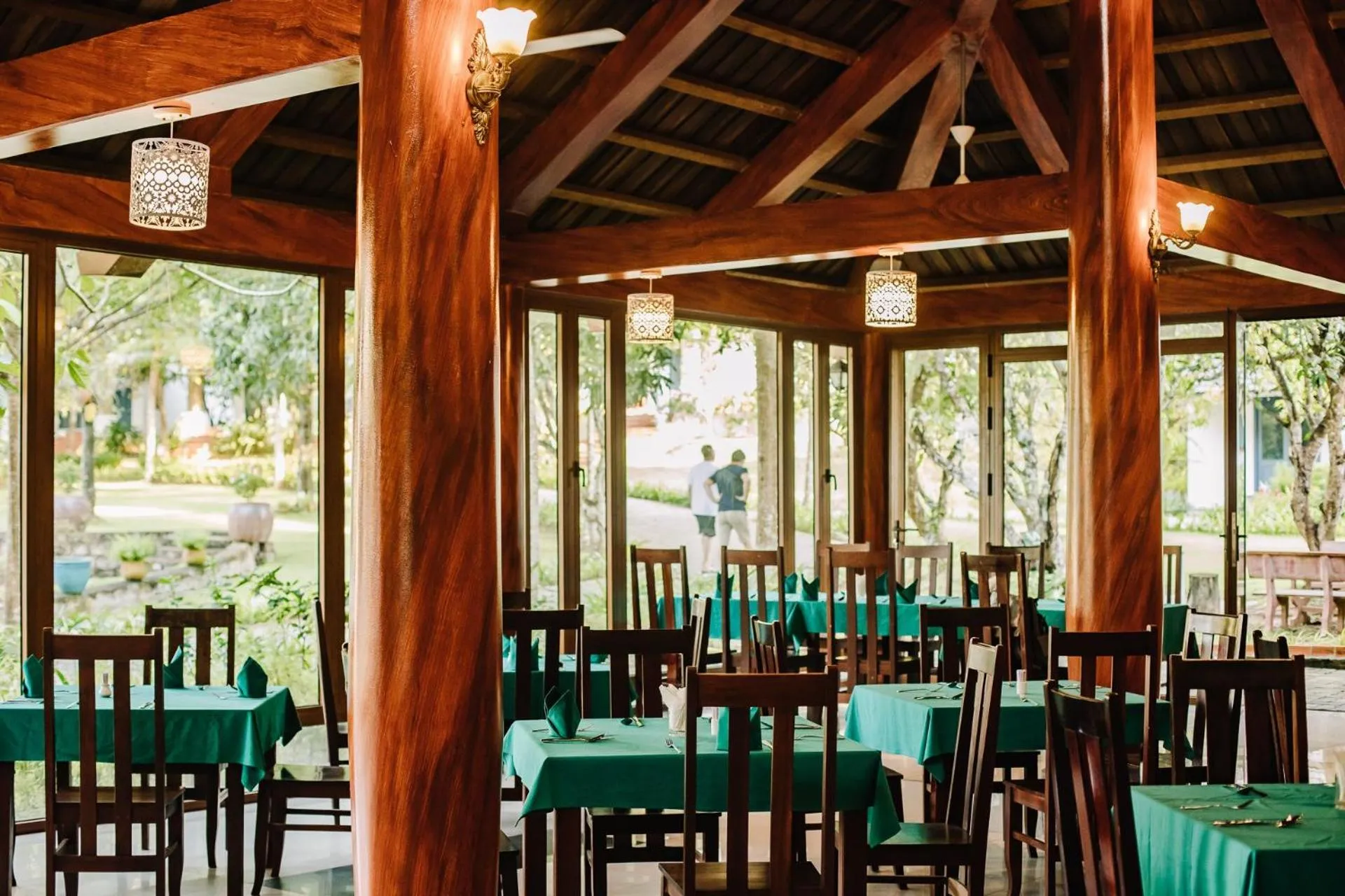 Restaurant/places to eat in Santa Garden Resort