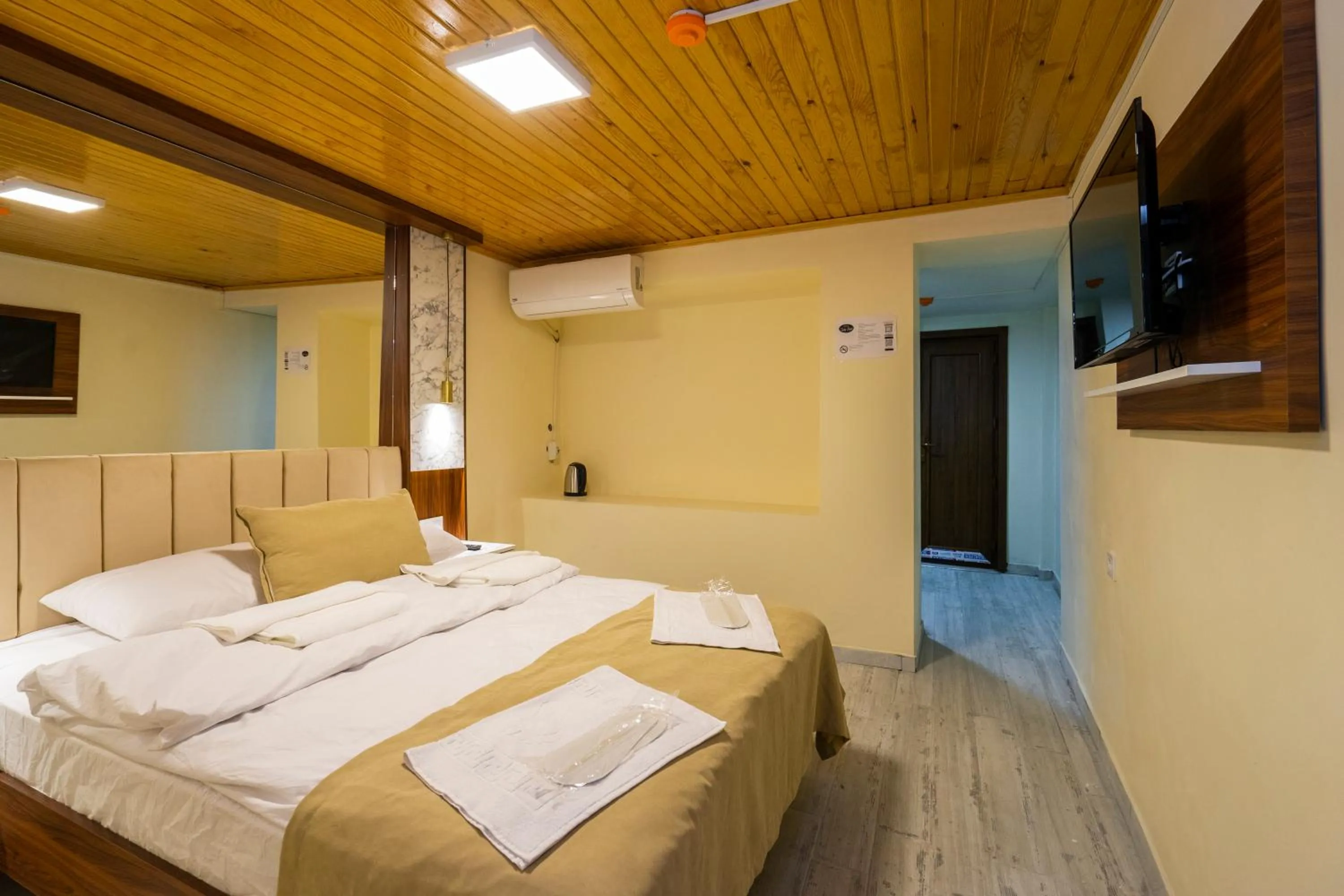 Communal lounge/ TV room, Bed in Candy Hotel