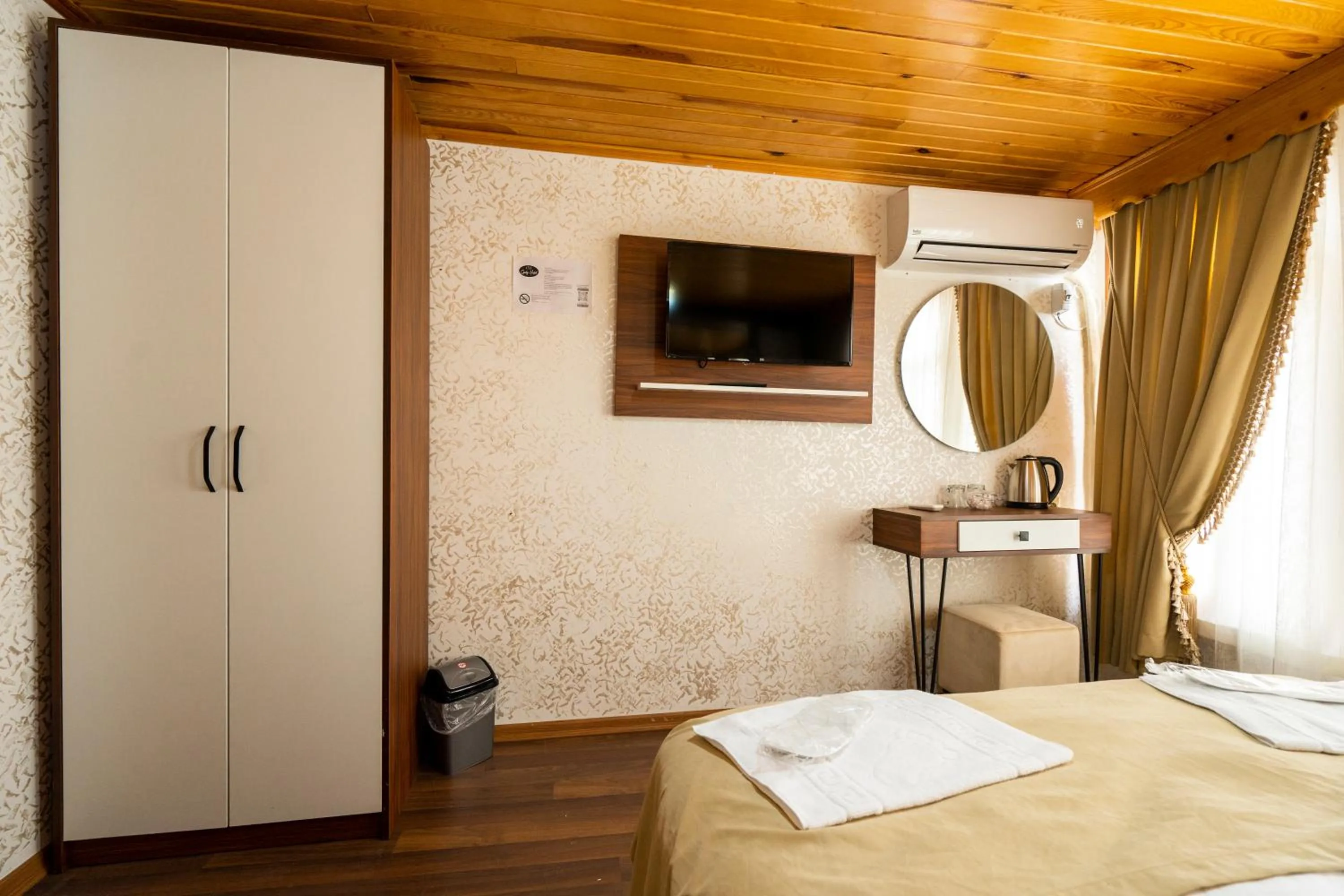 Communal lounge/ TV room, Bed in Candy Hotel