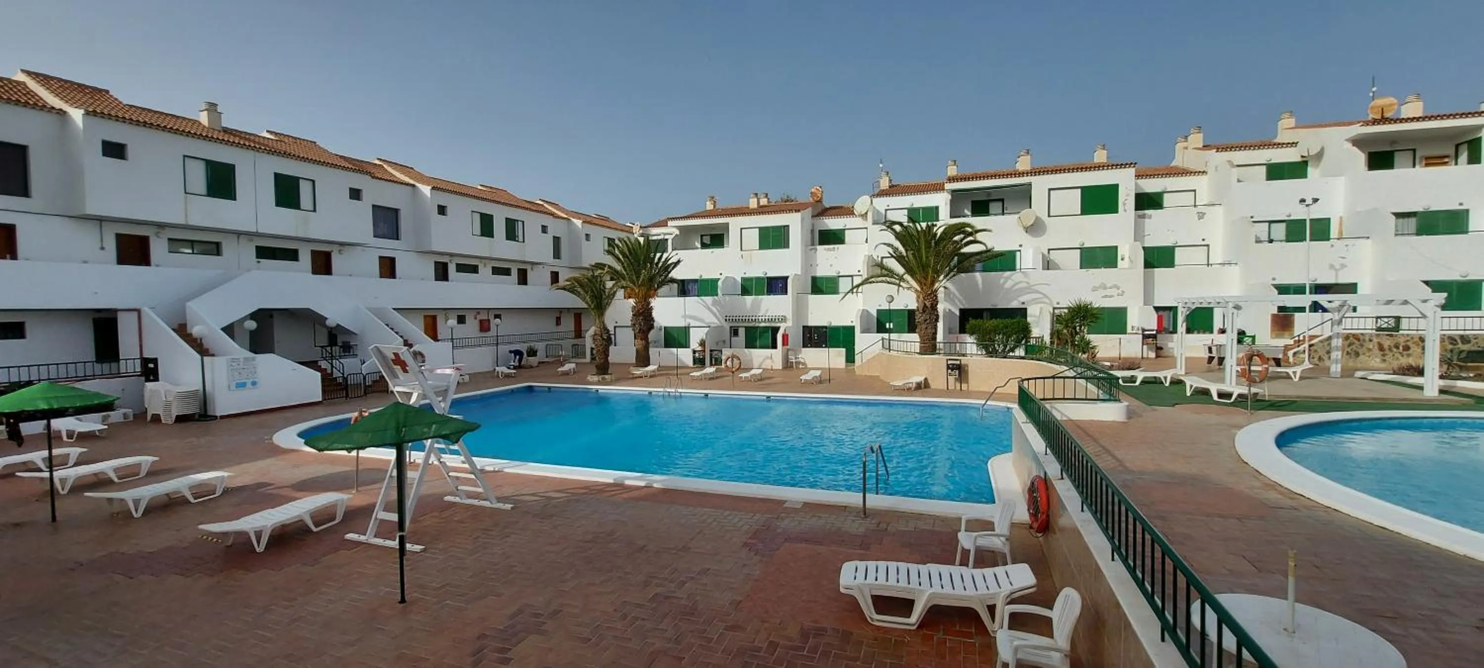 Property building in Alondras Park - Sleeps 2 - Parking - Pool