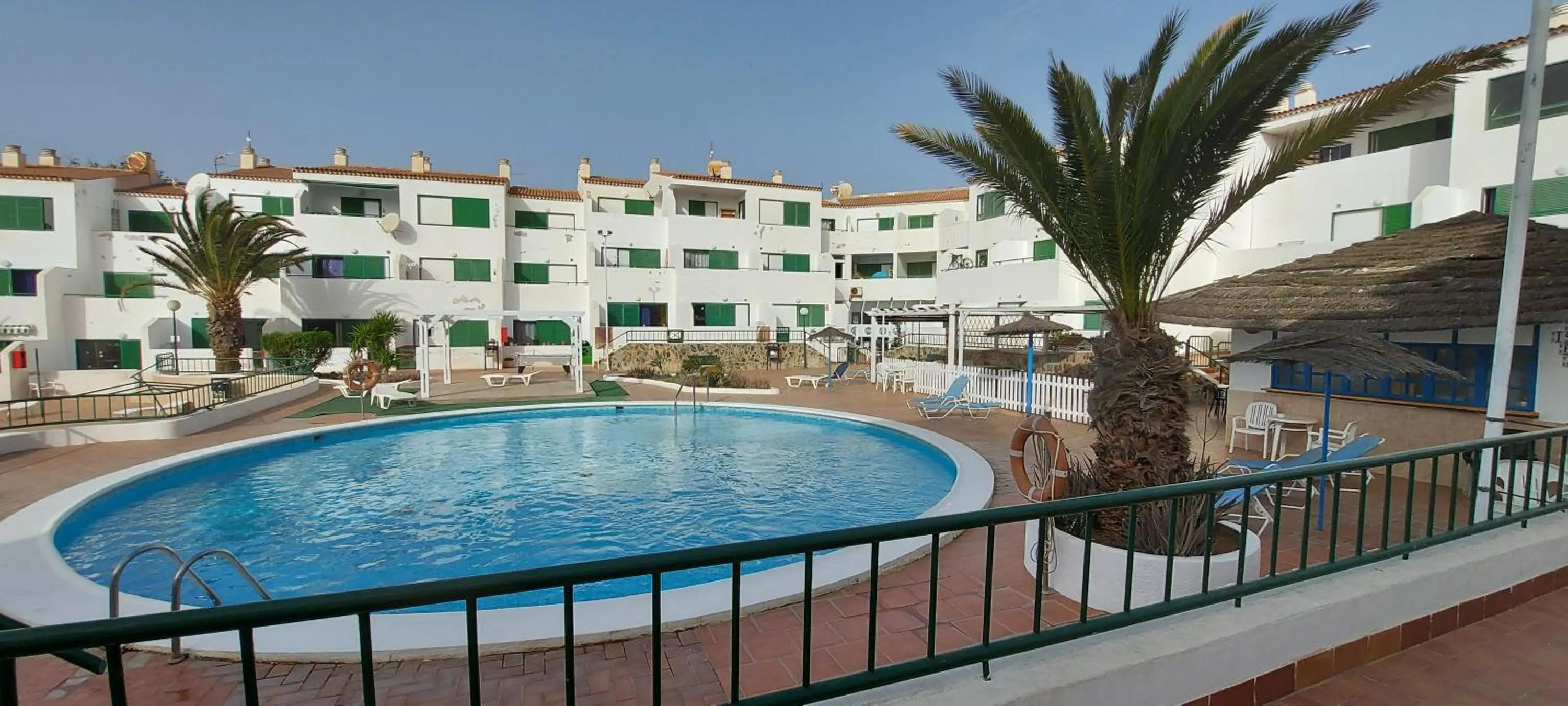 Swimming pool in Alondras Park - Sleeps 2 - Parking - Pool