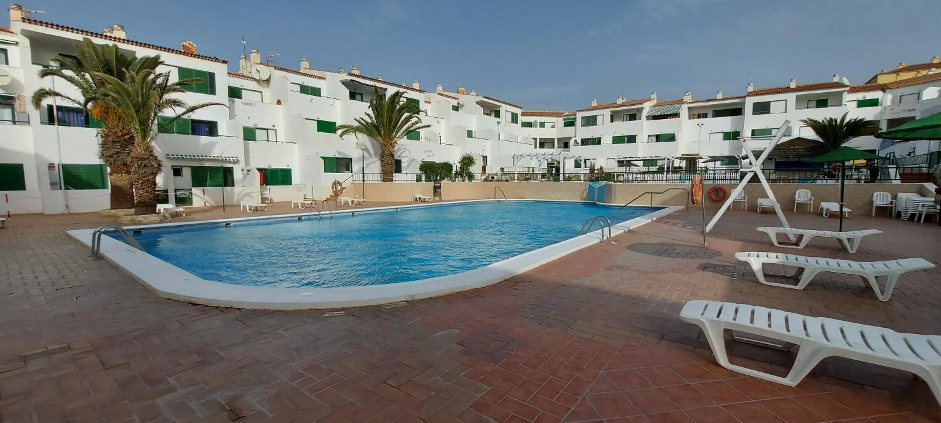 Property building in Alondras Park - Sleeps 2 - Parking - Pool
