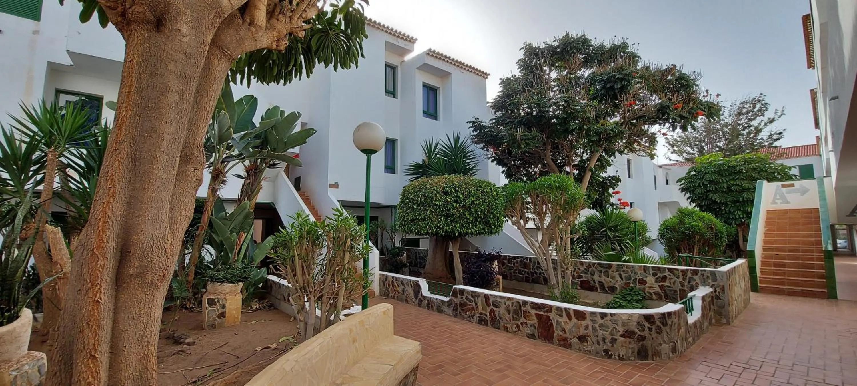Property building in Alondras Park - Sleeps 2 - Parking - Pool