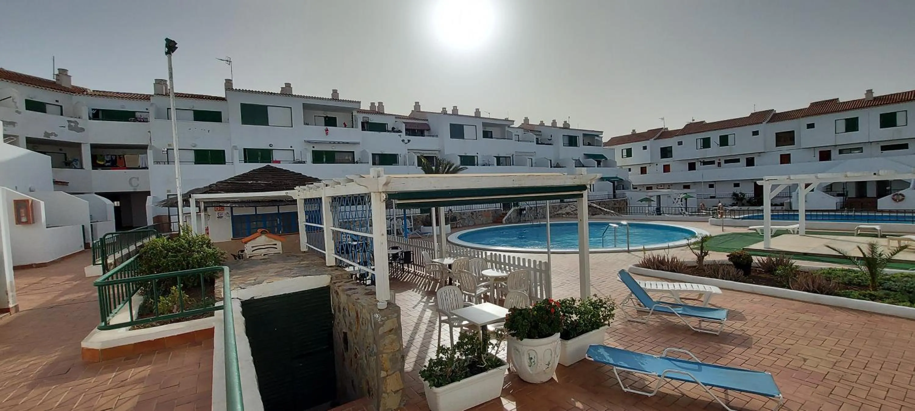 Swimming pool in Alondras Park - Sleeps 2 - Parking - Pool