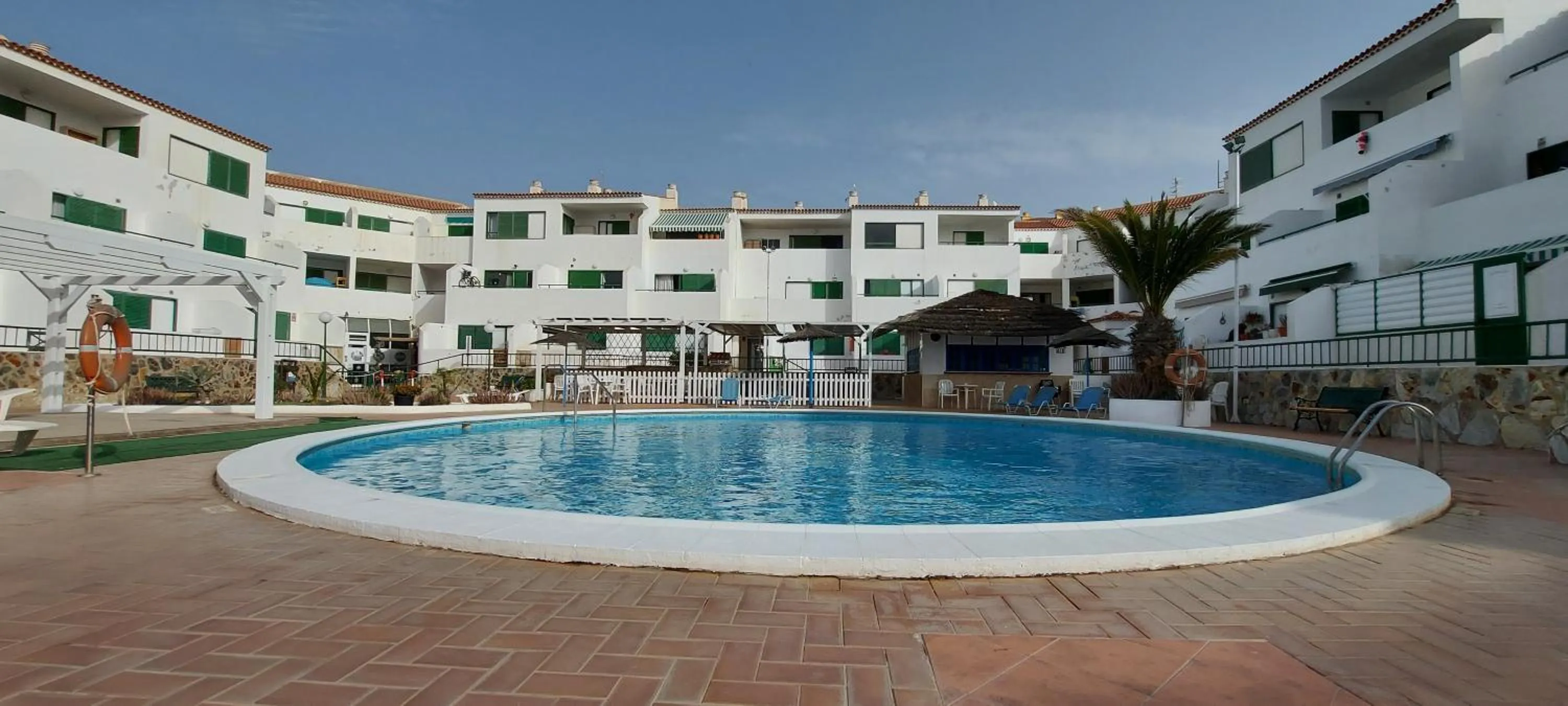 Property building in Alondras Park - Sleeps 2 - Parking - Pool