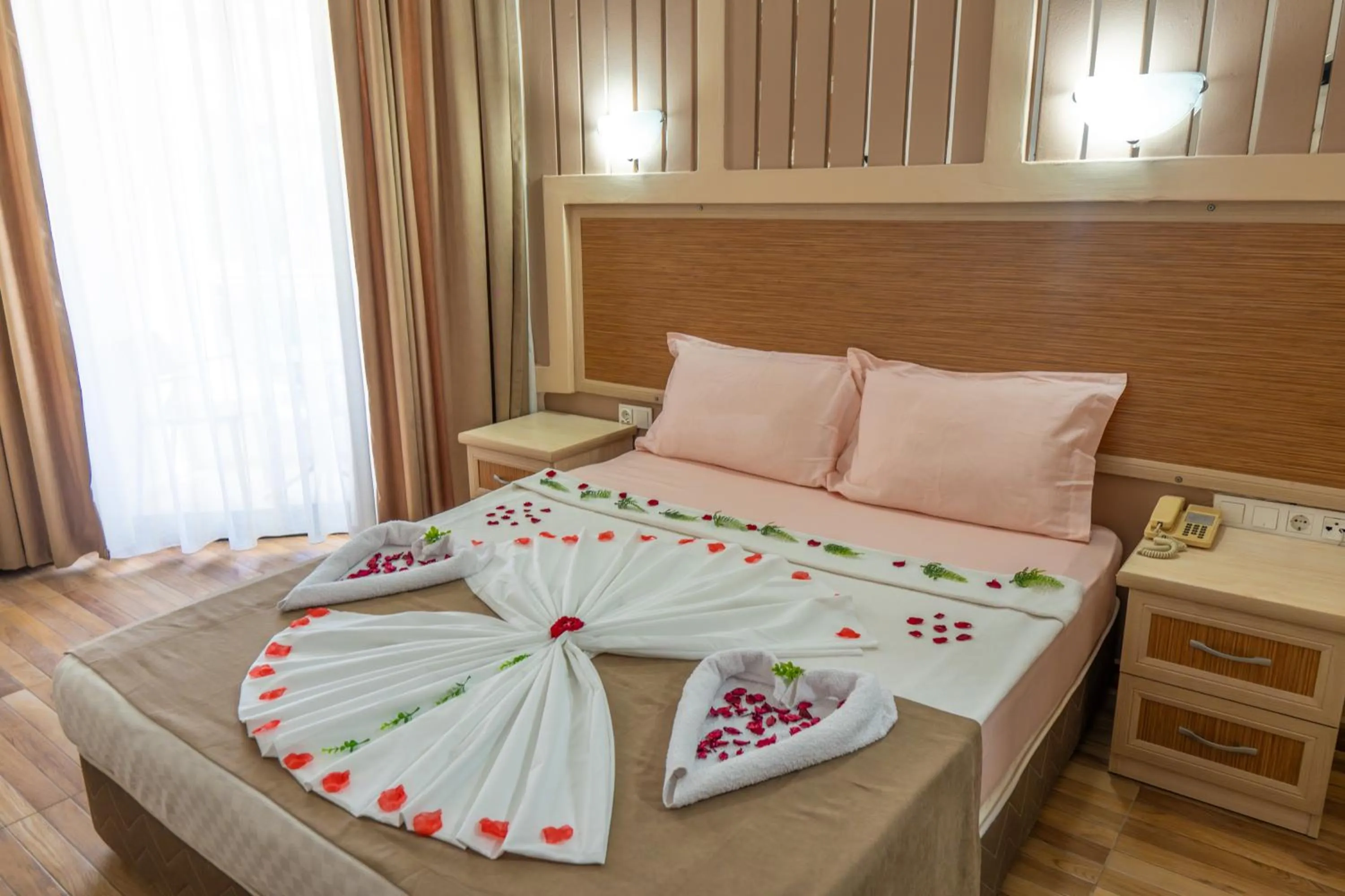 Photo of the whole room, Bed in Mr Crane Hotel