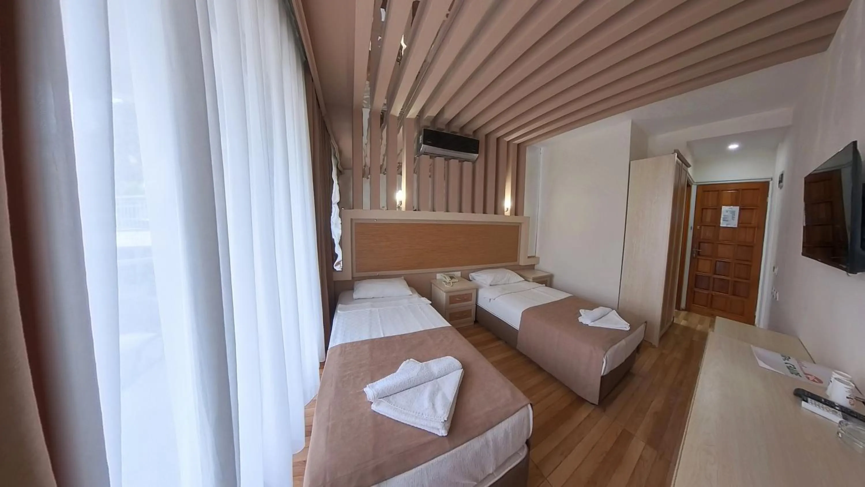 Photo of the whole room, Bed in Mr Crane Hotel