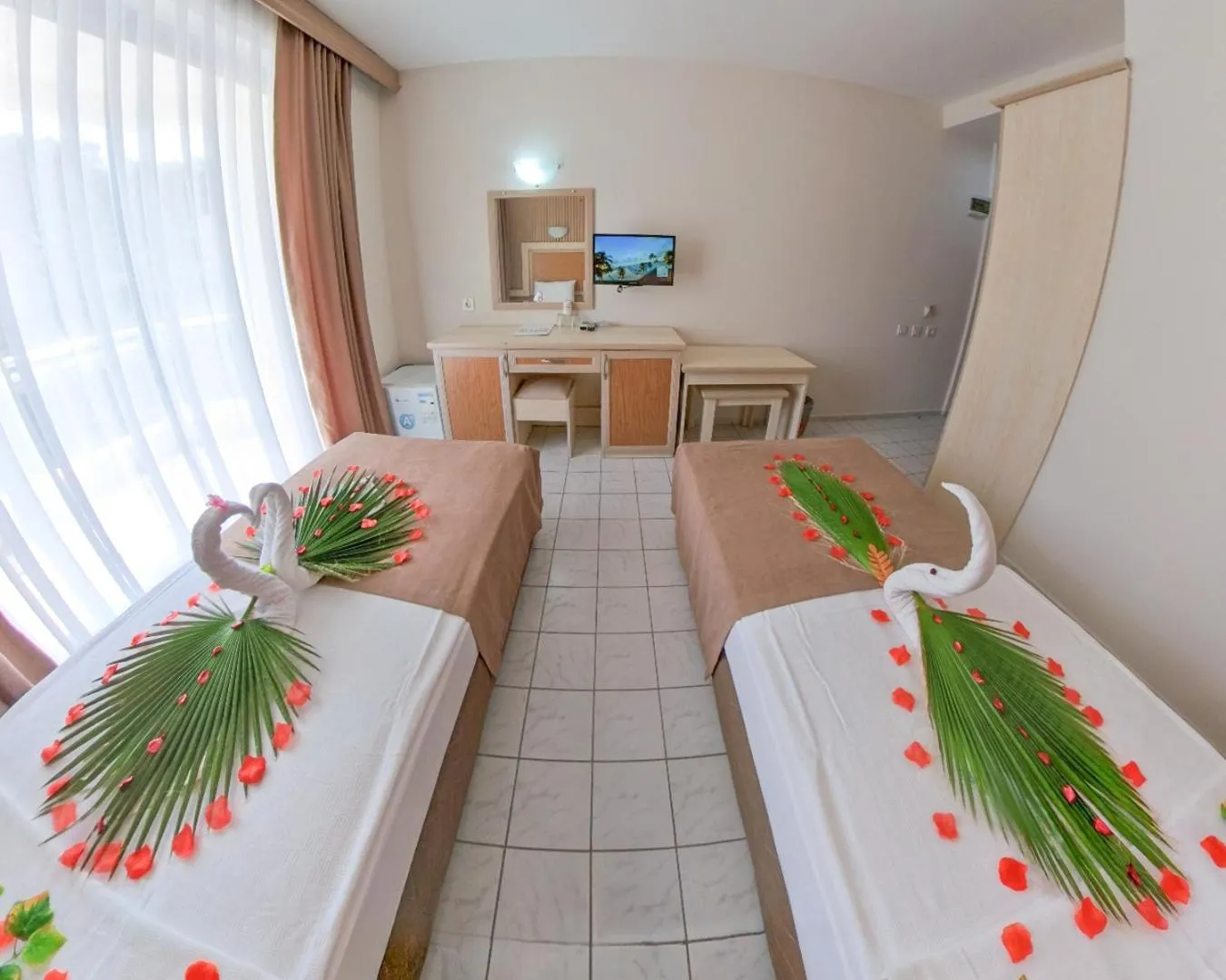 Photo of the whole room, Bed in Mr Crane Hotel