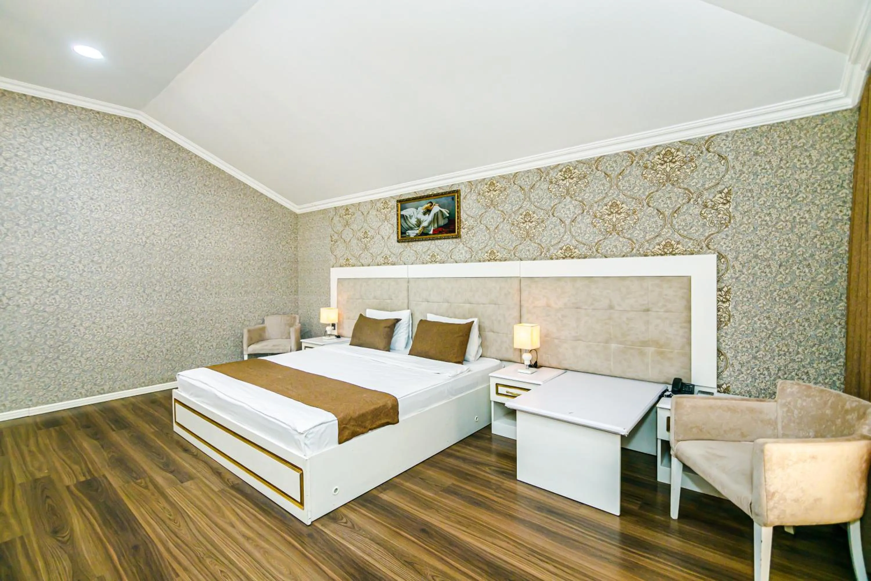 Bedroom, Bed in Maris Hotel Baku