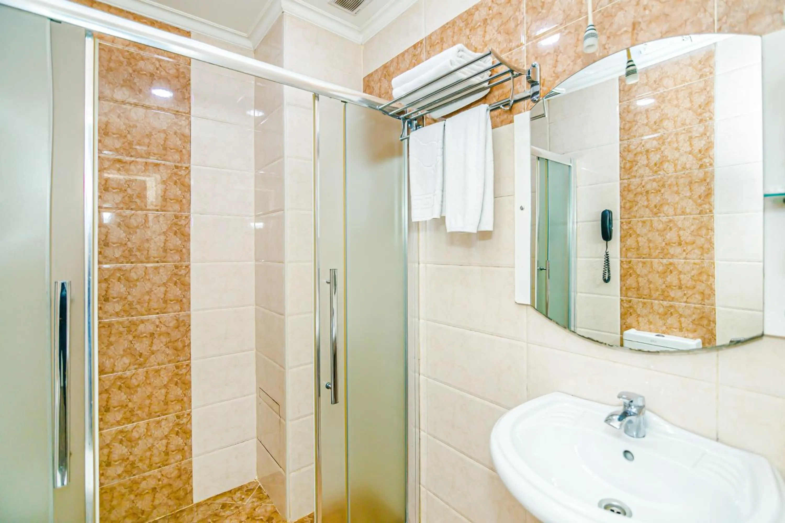 Shower in Maris Hotel Baku