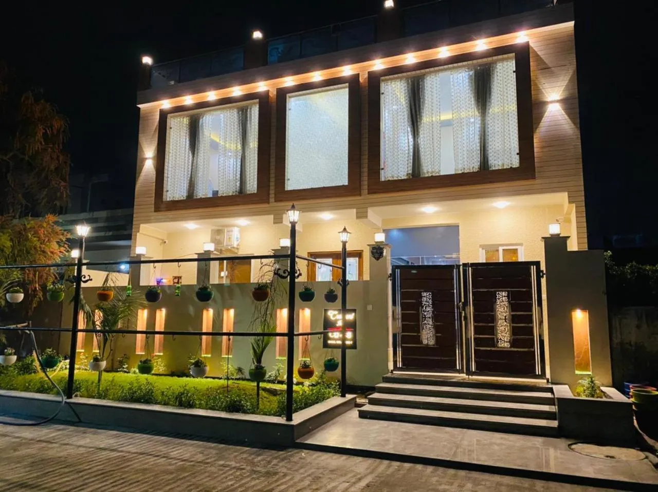 Property building in Crescent Inn