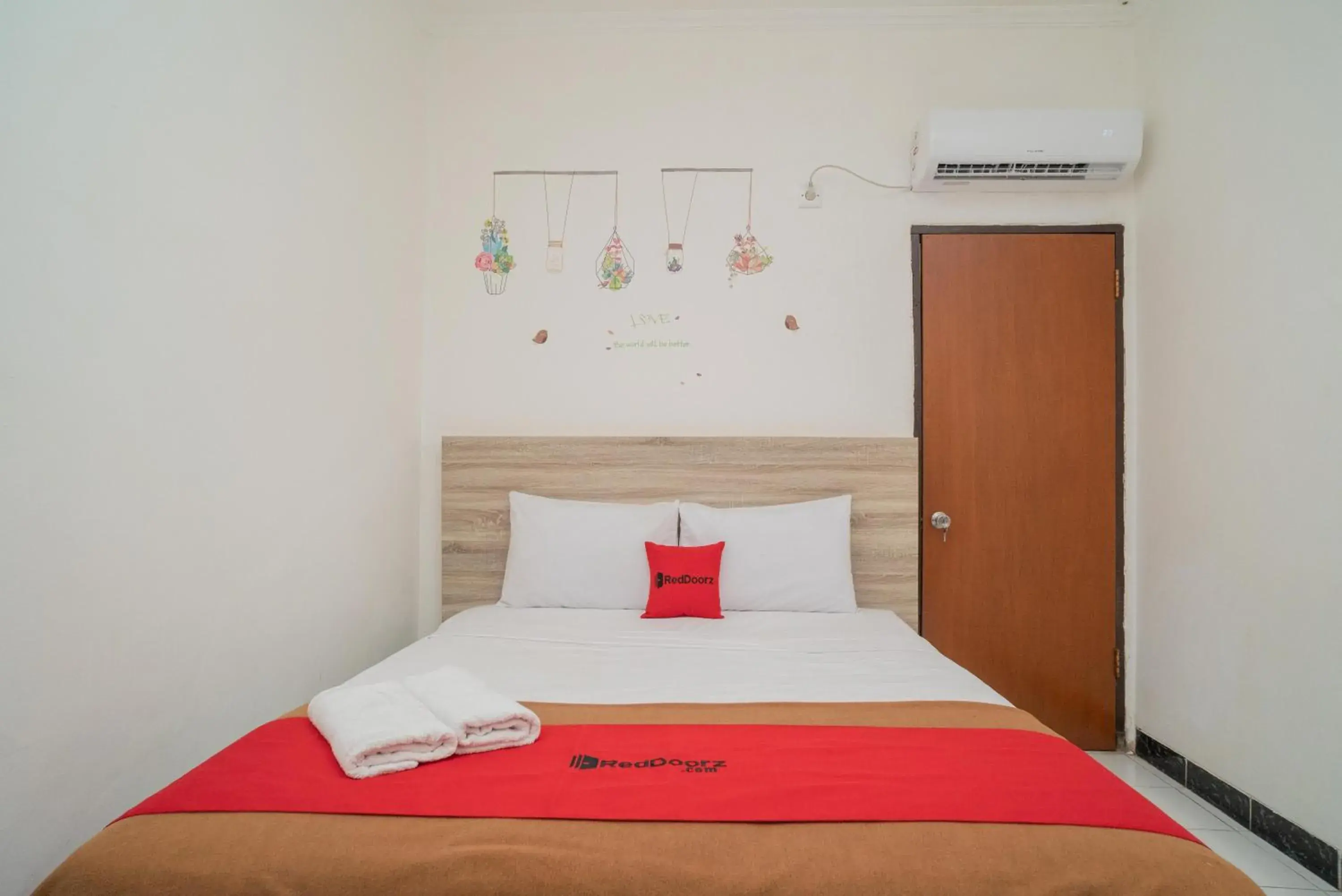 Bed in RedDoorz @ Glodok Bed in RedDoorz @ Glodok