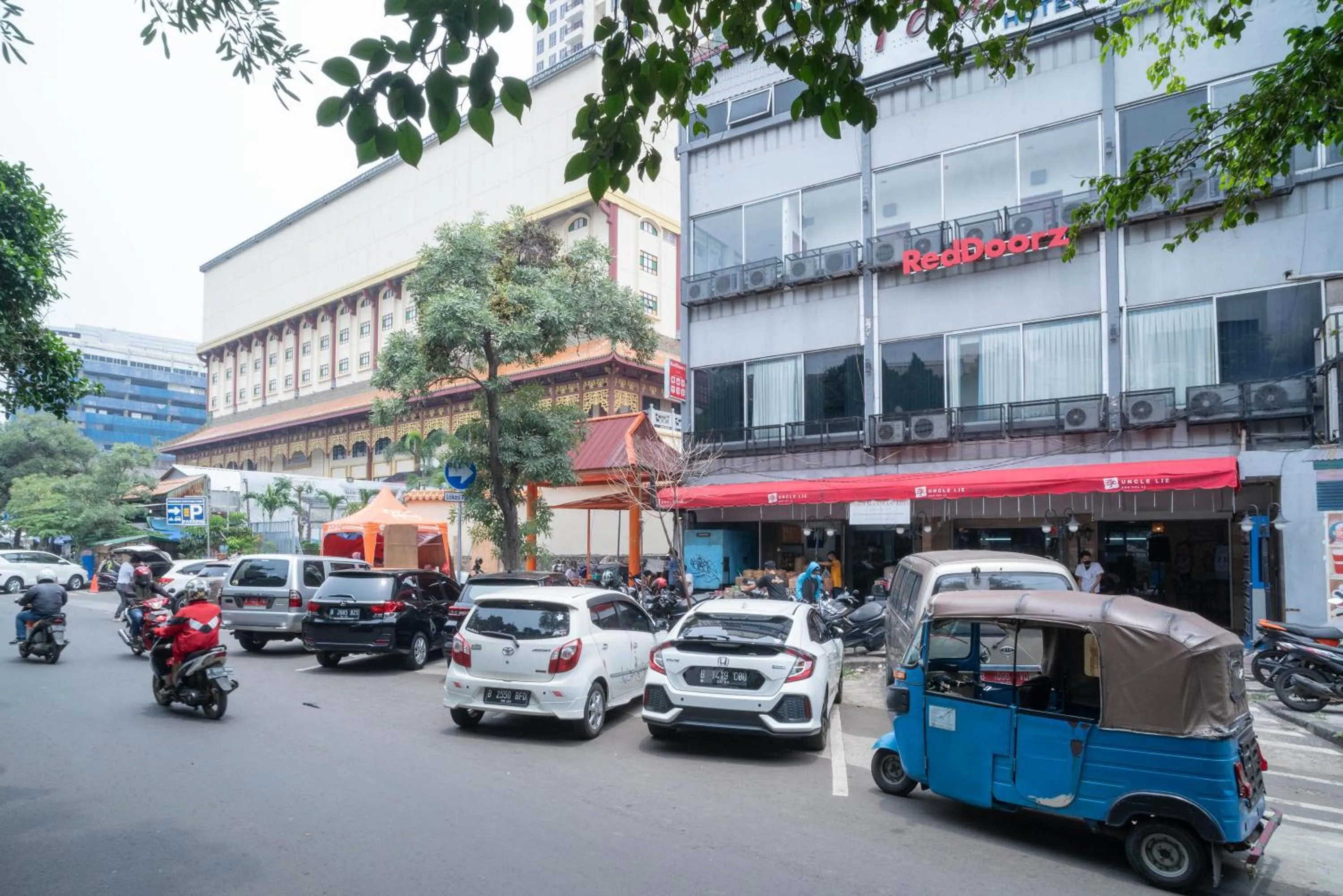 Property building in RedDoorz @ Glodok