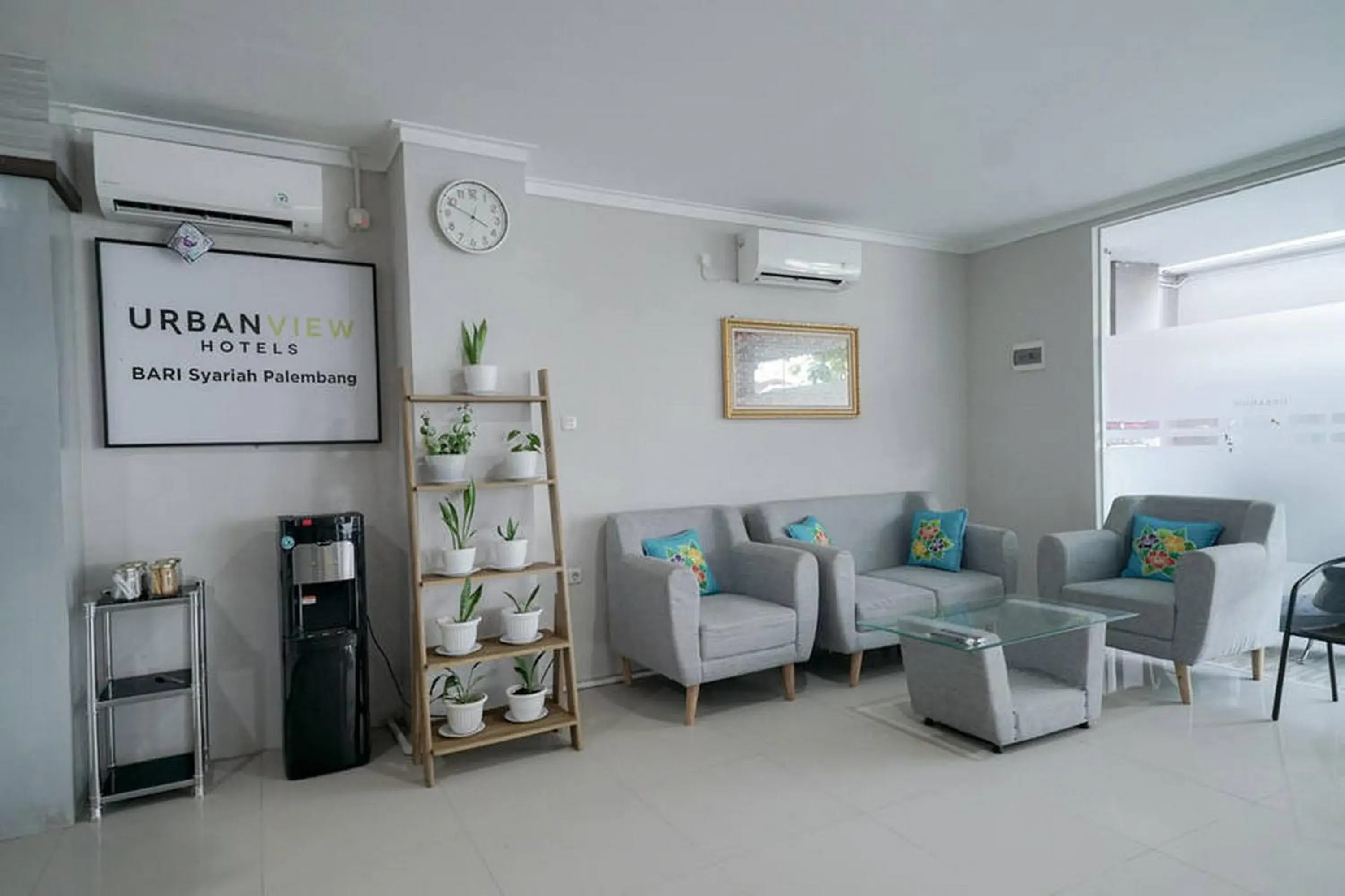Seating area in Urbanview Hotel Bari Syariah Palembang By RedDoorz Seating area in Urbanview Hotel Bari Syariah Palembang By RedDoorz