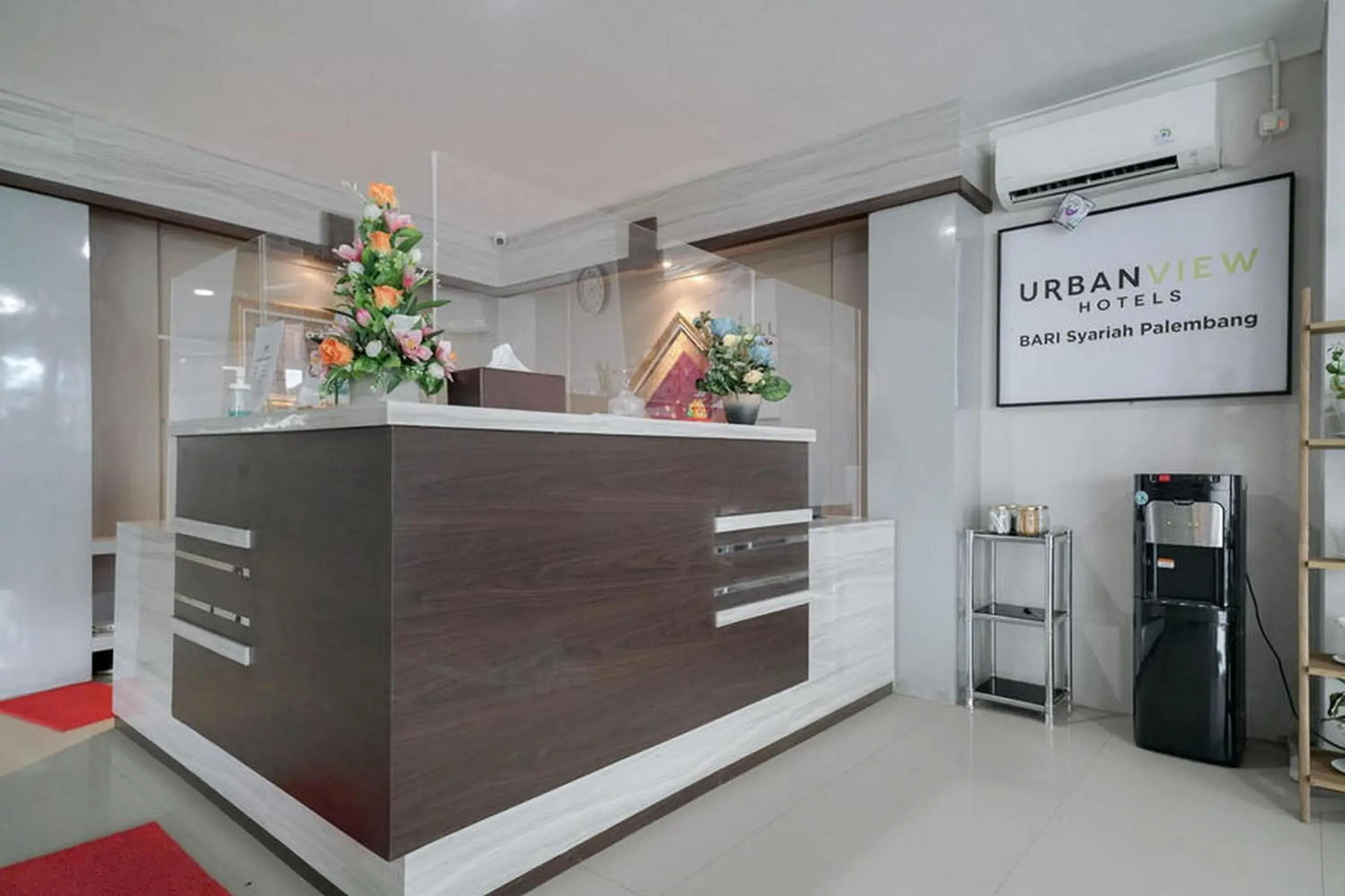 Lobby or reception in Urbanview Hotel Bari Syariah Palembang By RedDoorz Lobby or reception in Urbanview Hotel Bari Syariah Palembang By RedDoorz