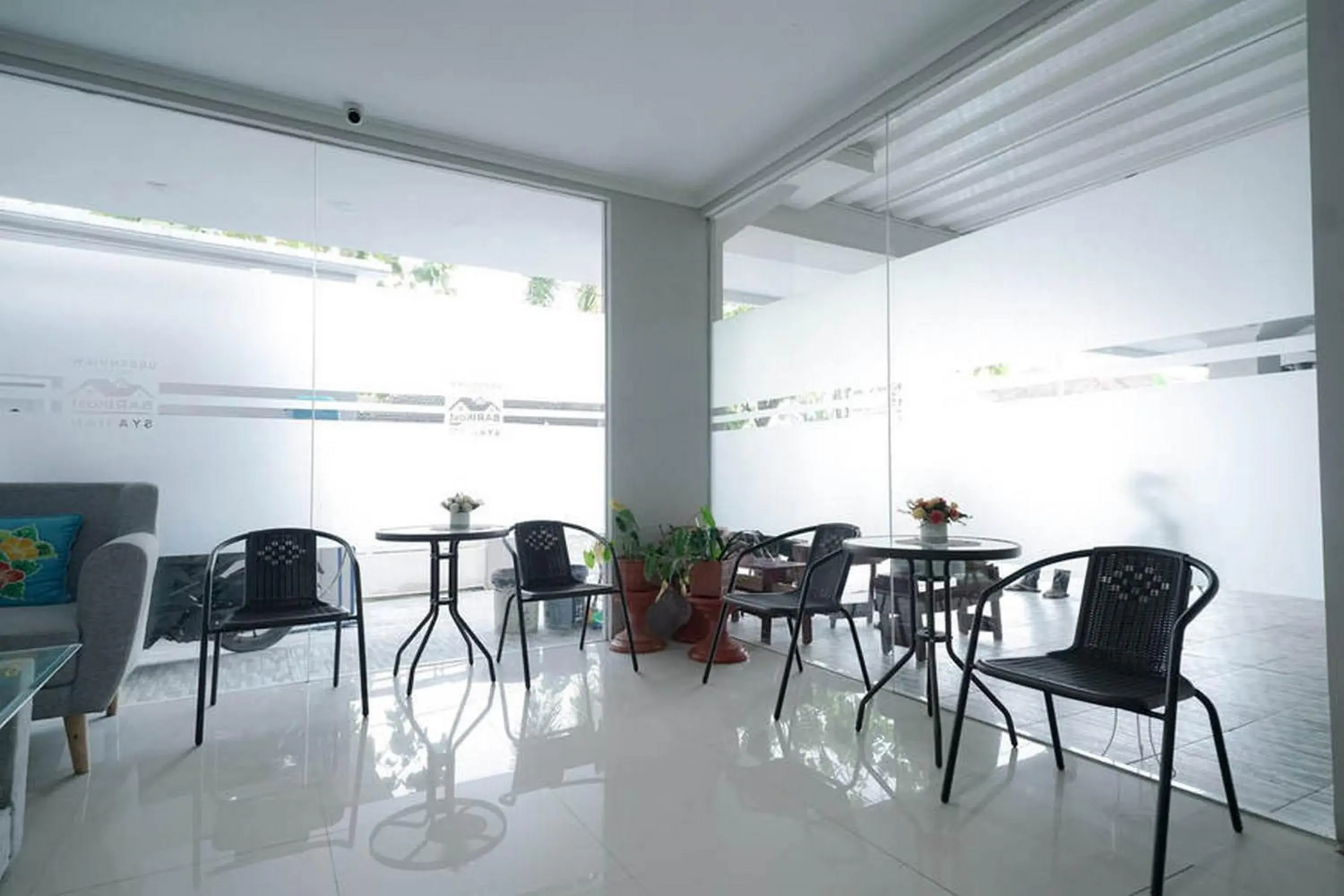 Seating area in Urbanview Hotel Bari Syariah Palembang By RedDoorz Seating area in Urbanview Hotel Bari Syariah Palembang By RedDoorz