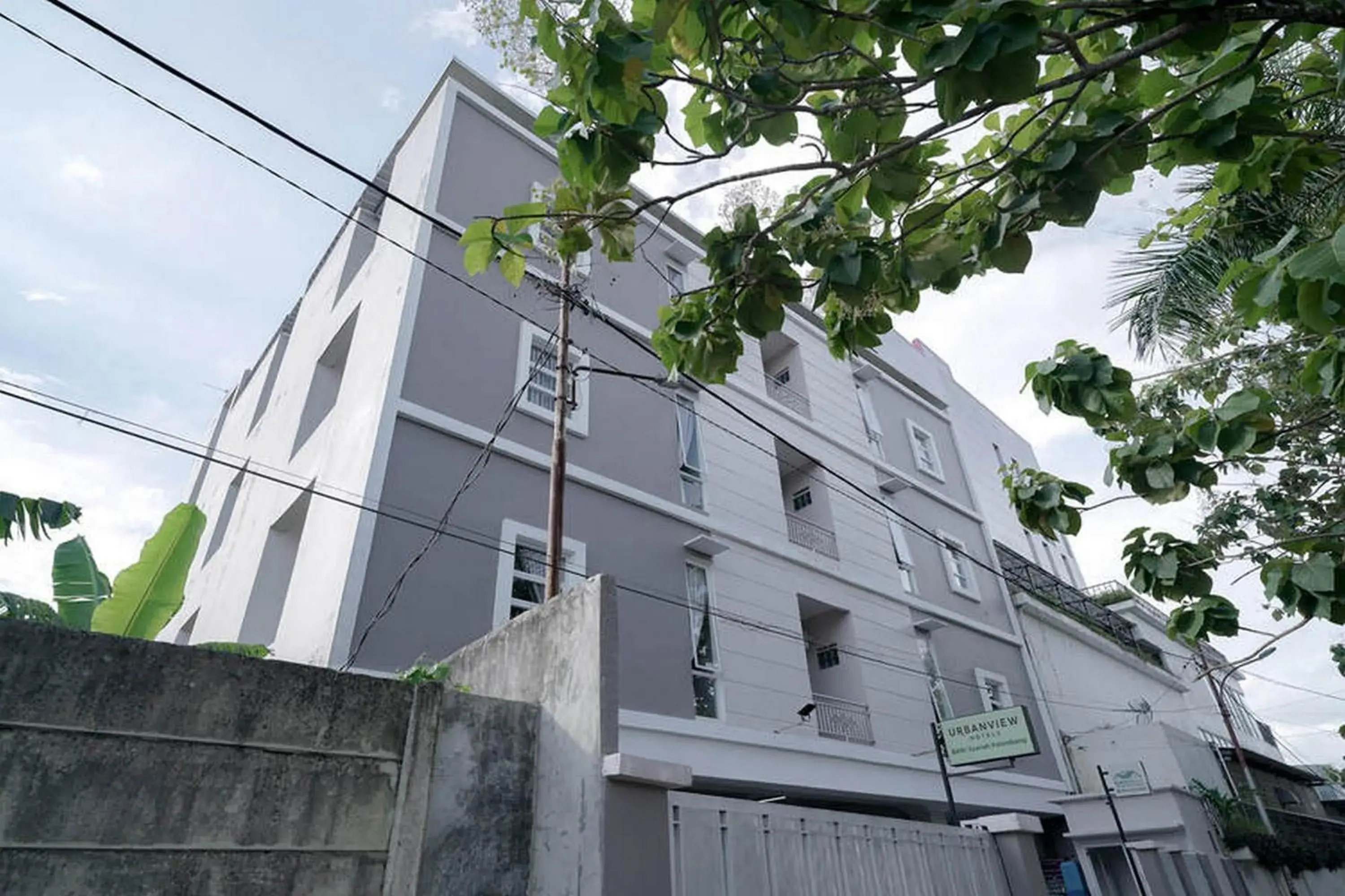 Property building in Urbanview Hotel Bari Syariah Palembang By RedDoorz Property building in Urbanview Hotel Bari Syariah Palembang By RedDoorz