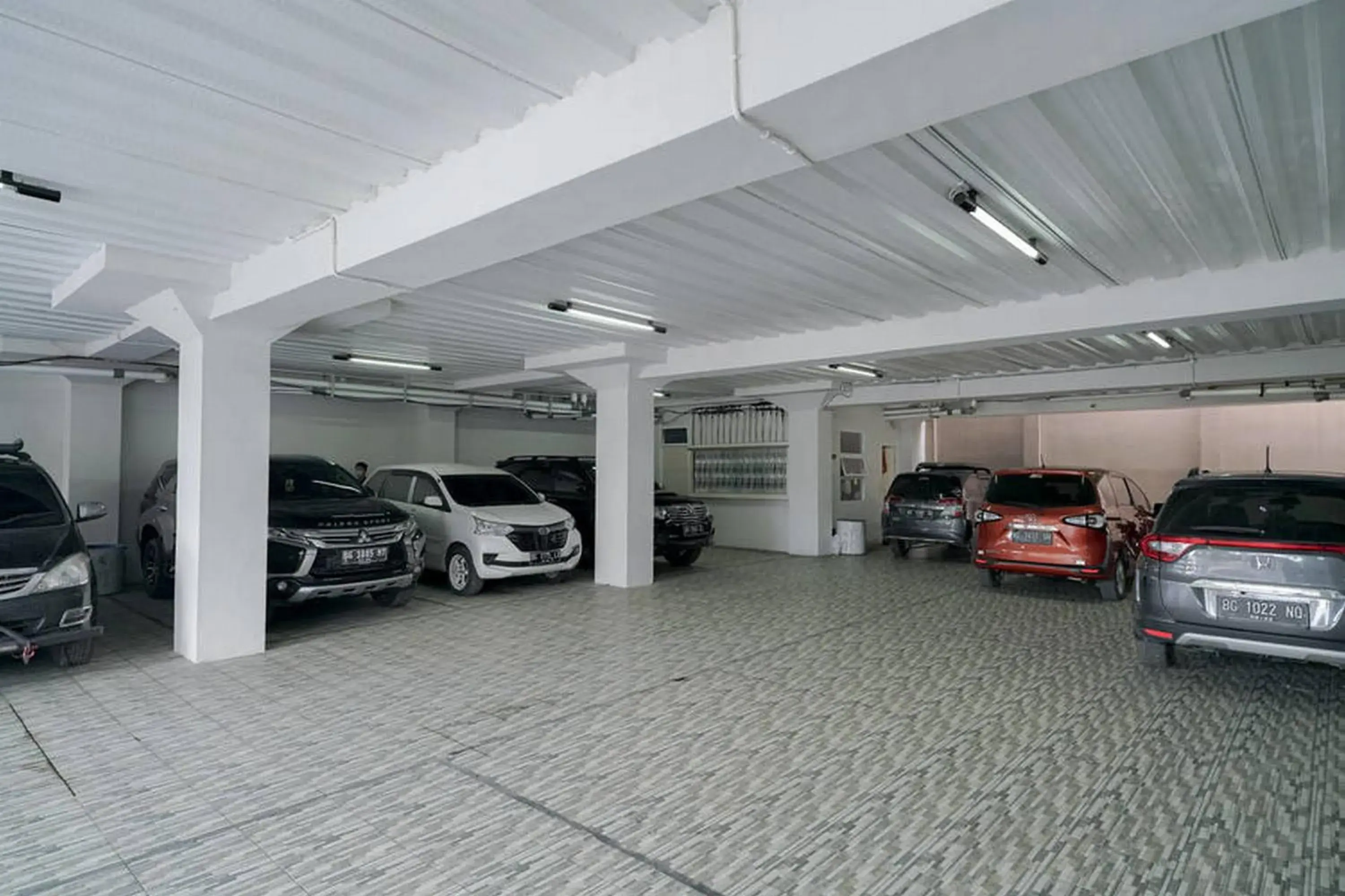 Parking in Urbanview Hotel Bari Syariah Palembang By RedDoorz Parking in Urbanview Hotel Bari Syariah Palembang By RedDoorz