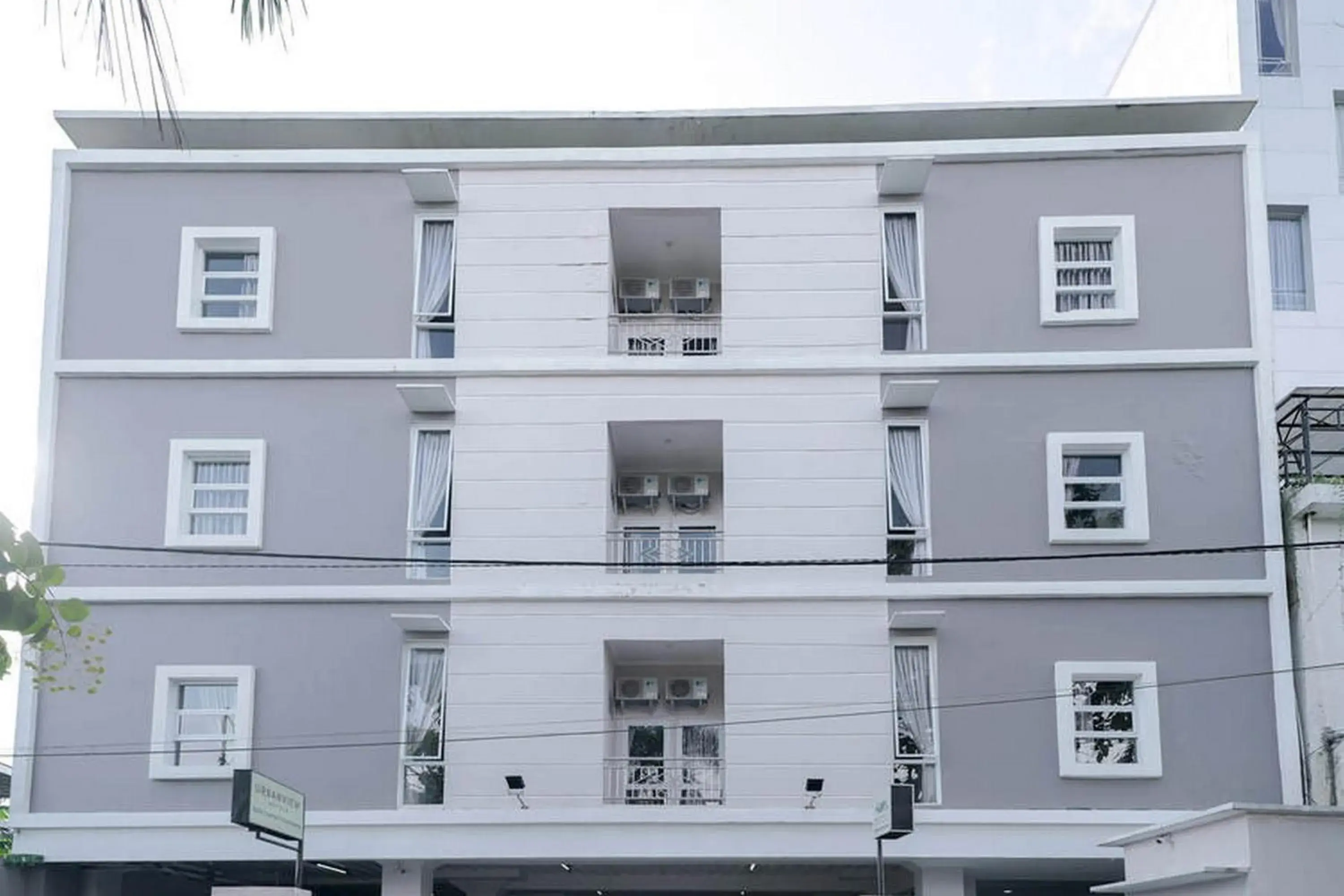 Property building in Urbanview Hotel Bari Syariah Palembang By RedDoorz Property building in Urbanview Hotel Bari Syariah Palembang By RedDoorz