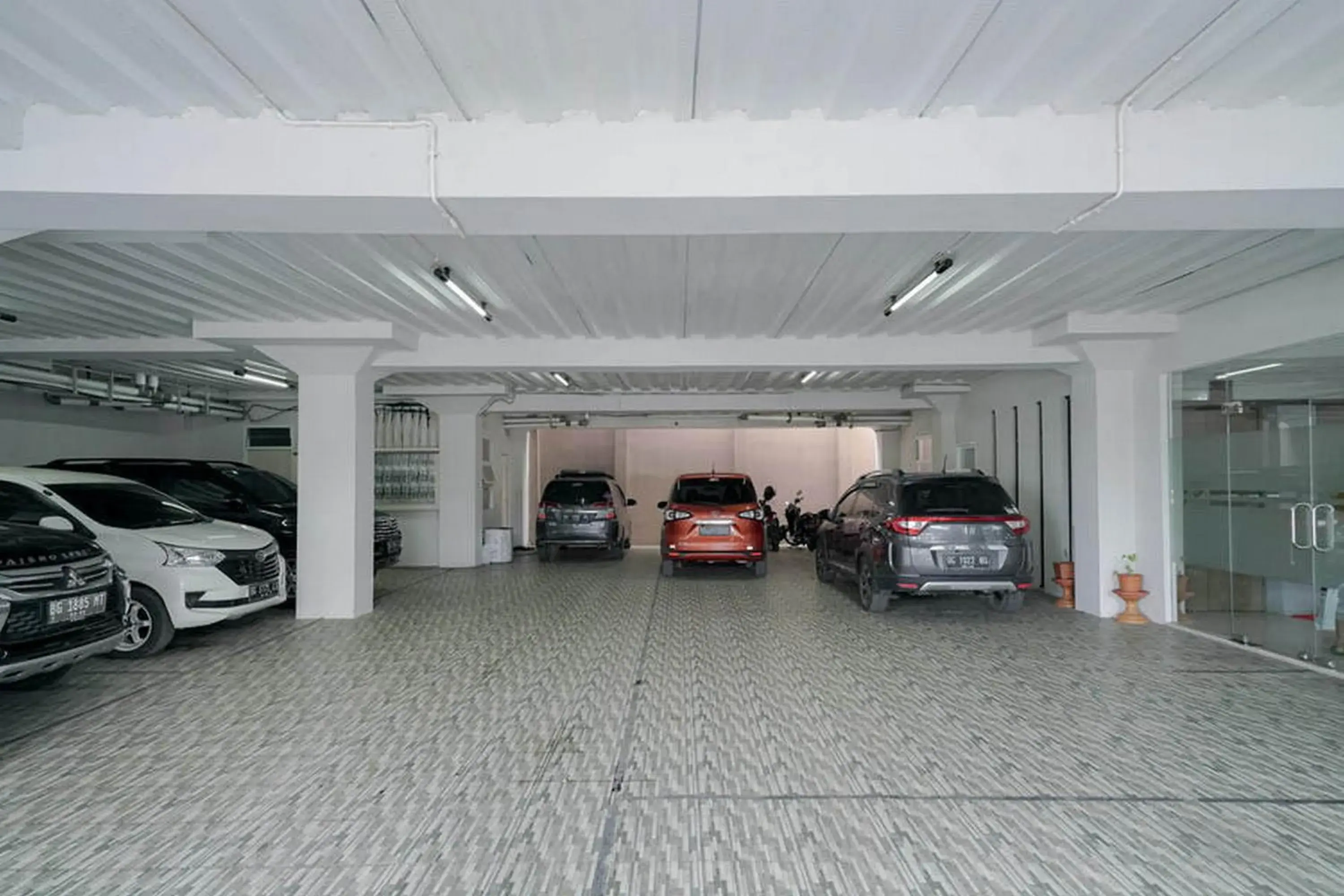 Parking in Urbanview Hotel Bari Syariah Palembang By RedDoorz Parking in Urbanview Hotel Bari Syariah Palembang By RedDoorz