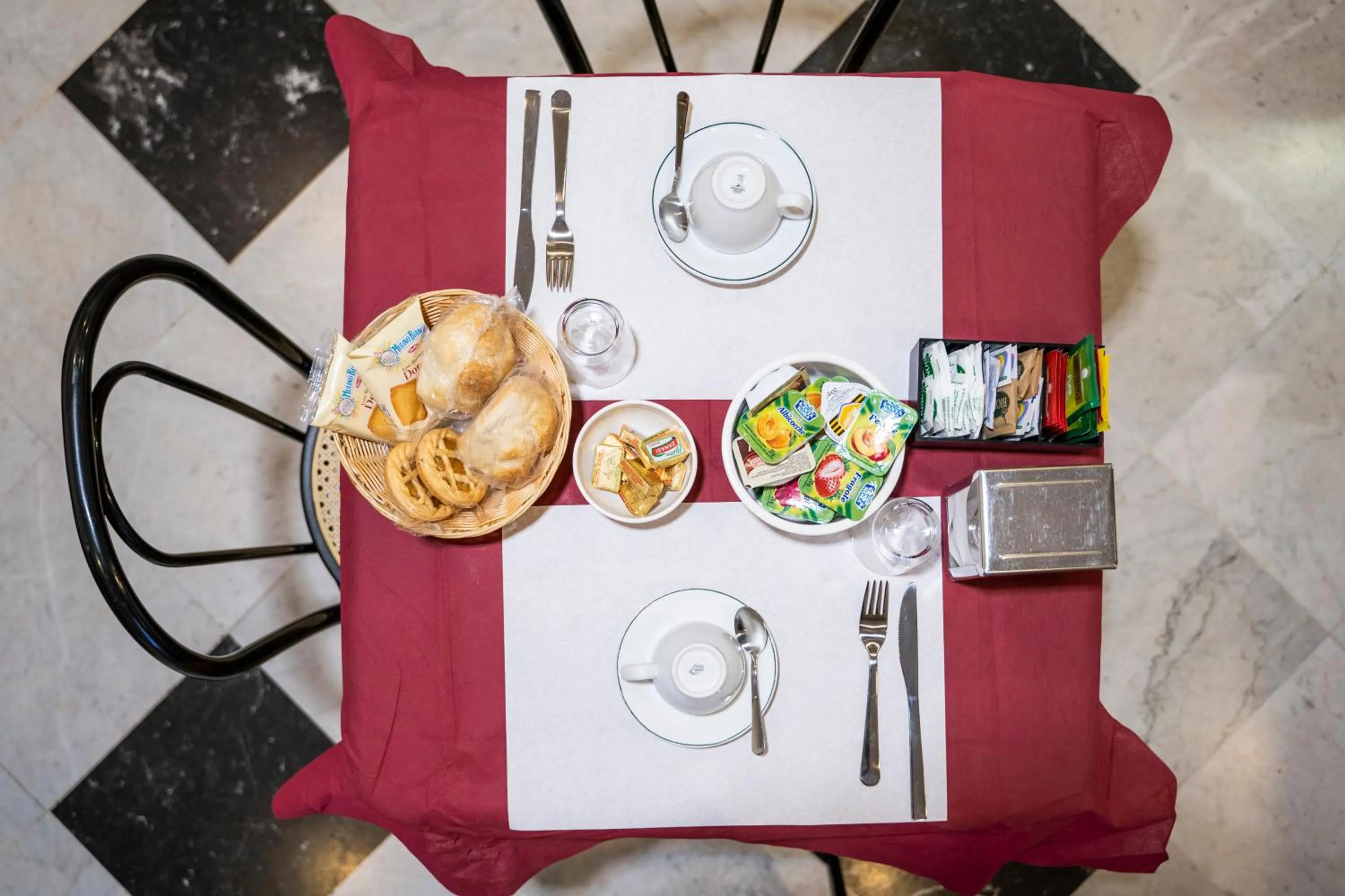 Food and drinks in Hotel Ferrarese