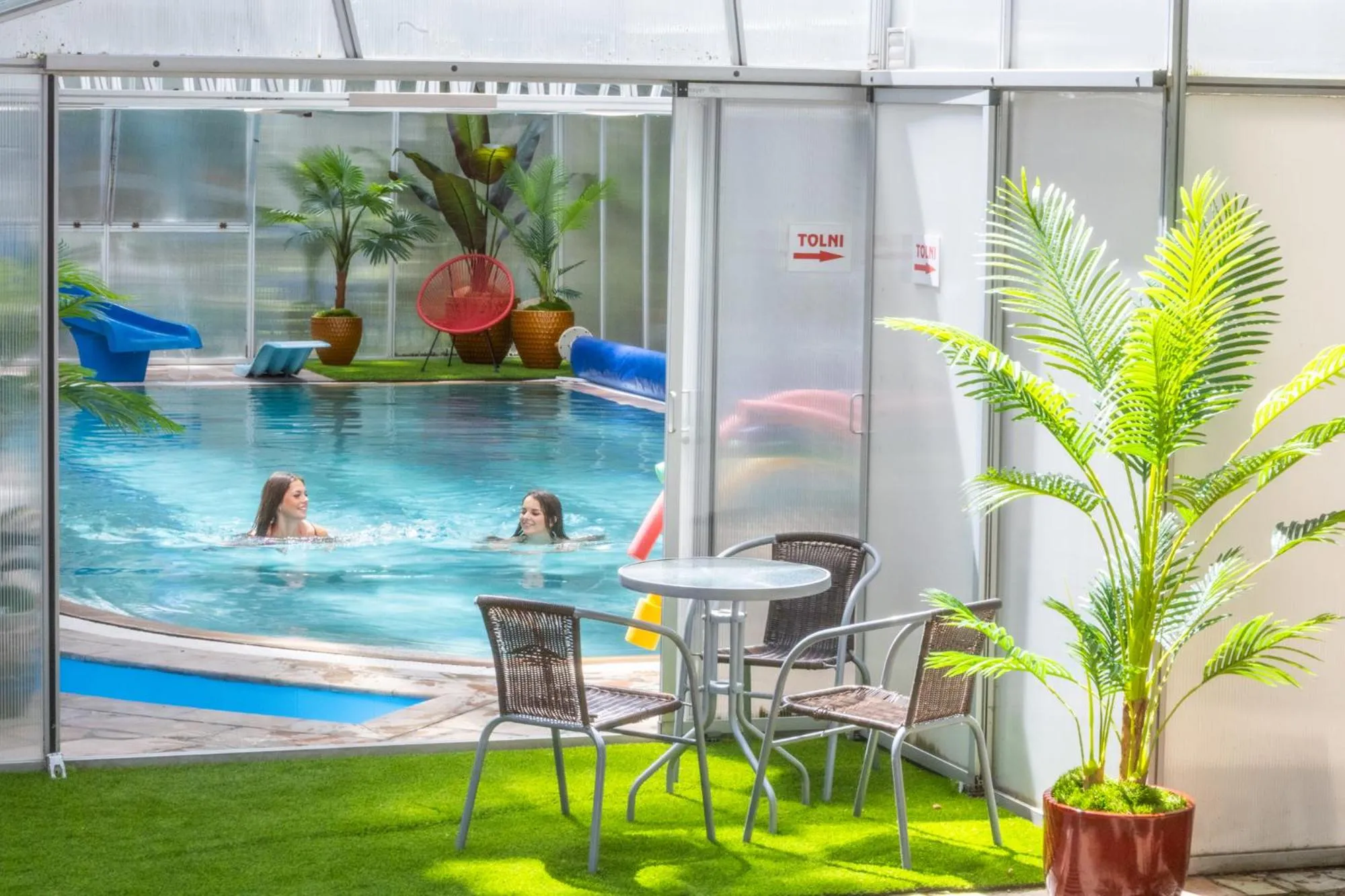 People in 4 Évszak Völgyhotel