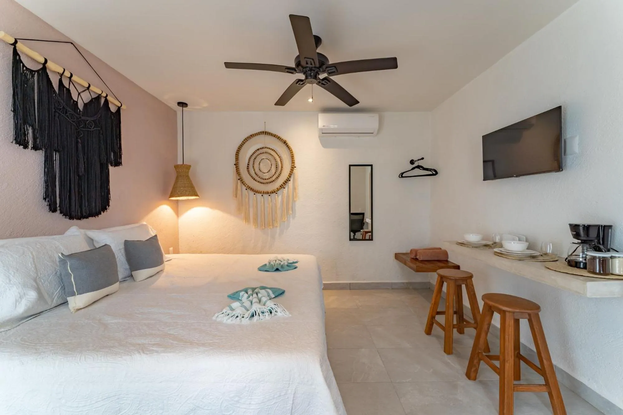 Communal lounge/ TV room, Bed in Casa Yako