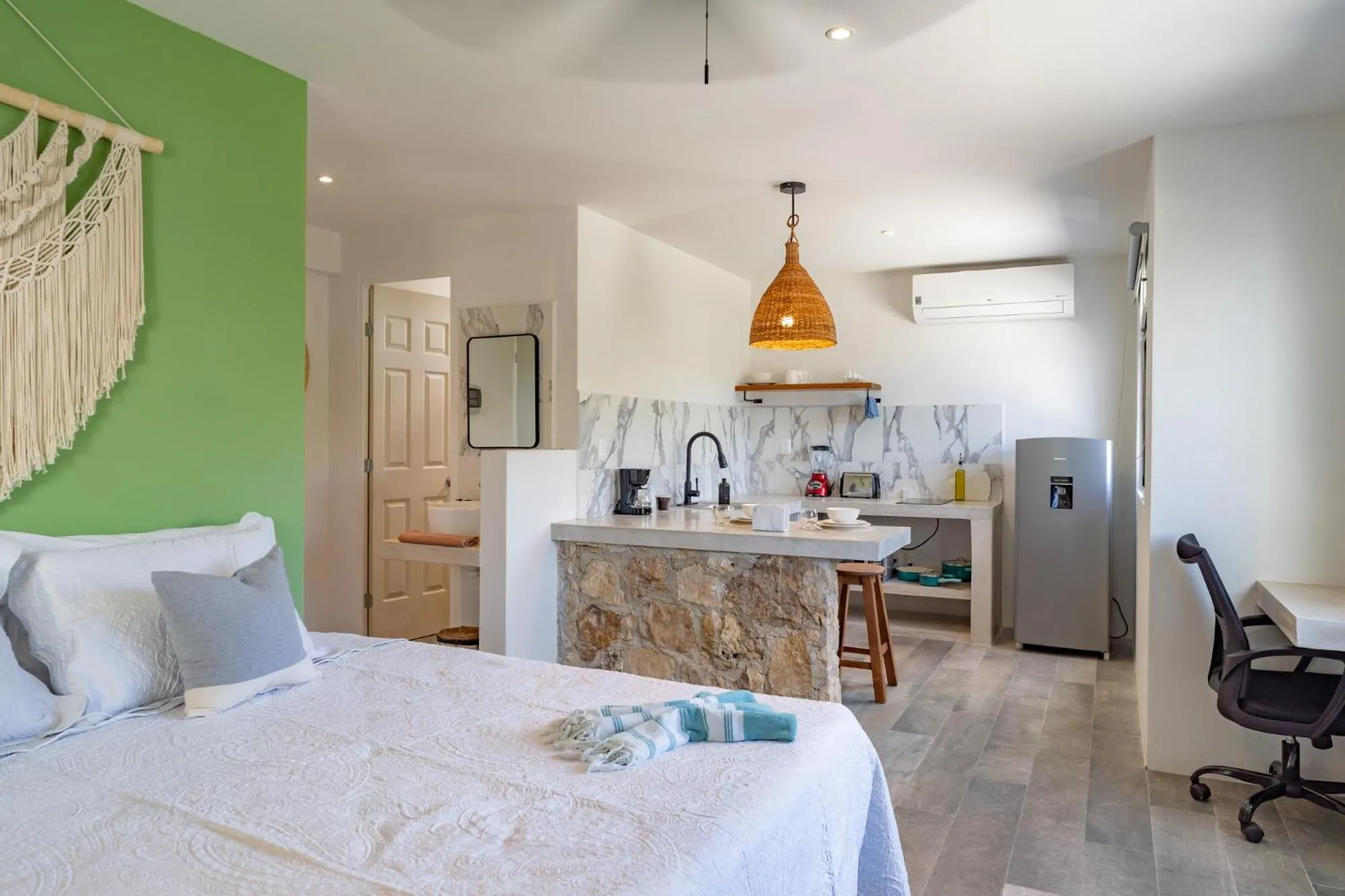 Kitchen or kitchenette, Bed in Casa Yako