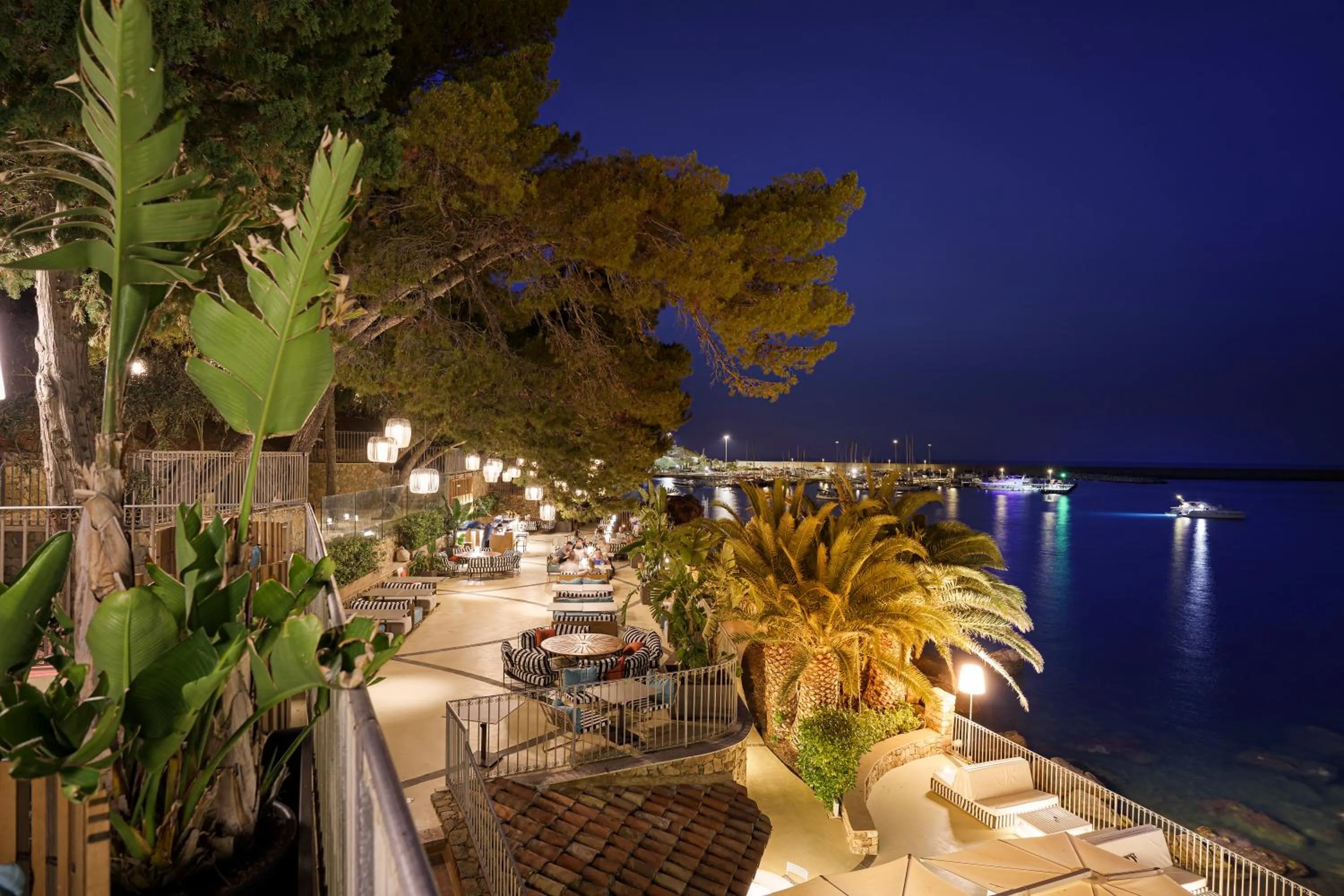 Restaurant/places to eat in Le Calette Bay