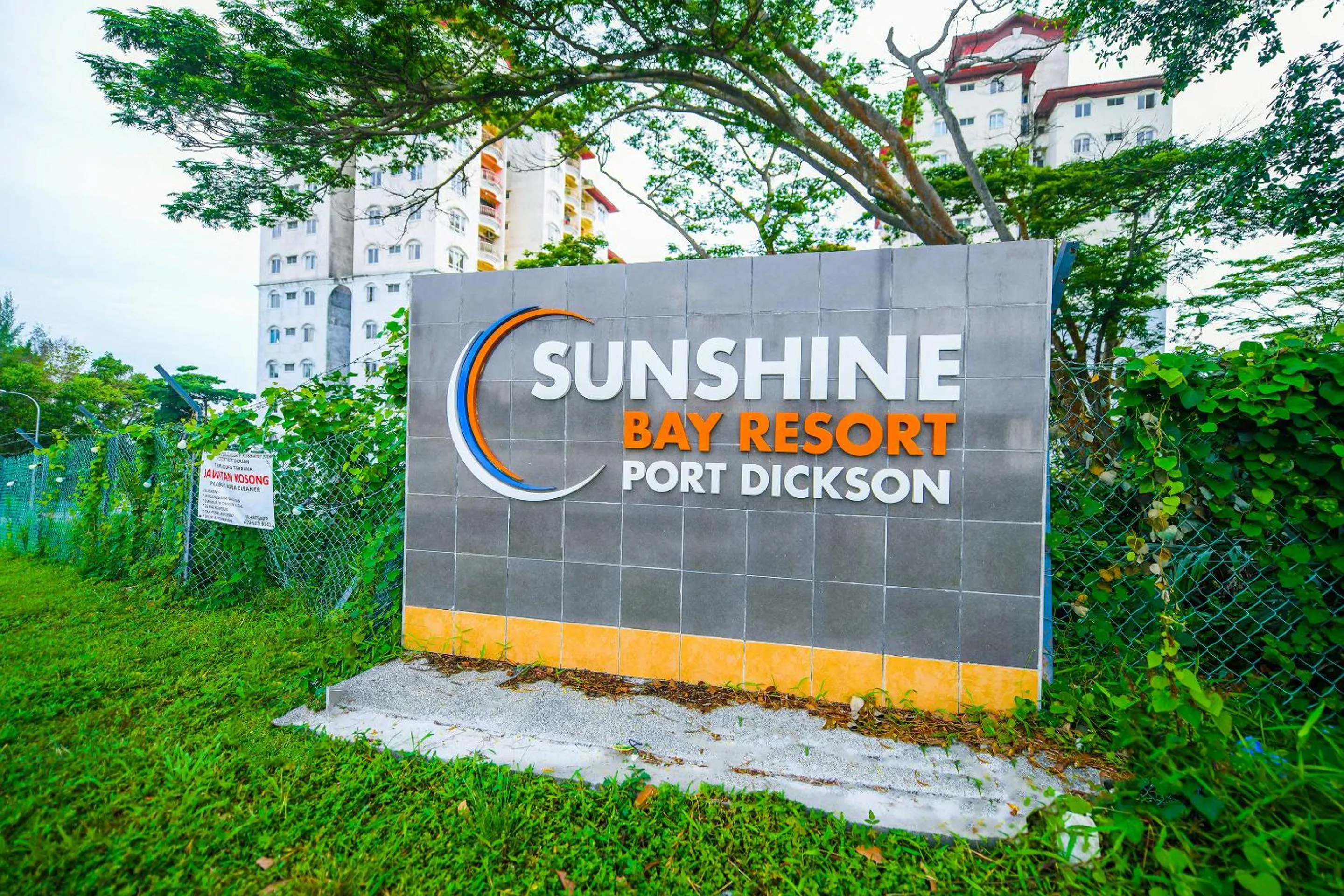 Property logo or sign in OYO Home 90466 JC Sunshine Bay Resort Apartment Port Dickson