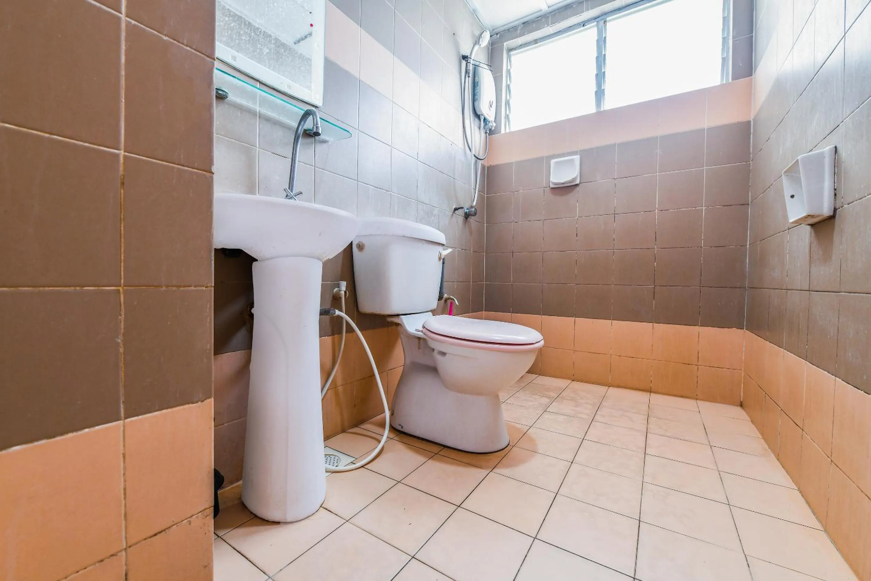 Bathroom in OYO Home 90466 JC Sunshine Bay Resort Apartment Port Dickson