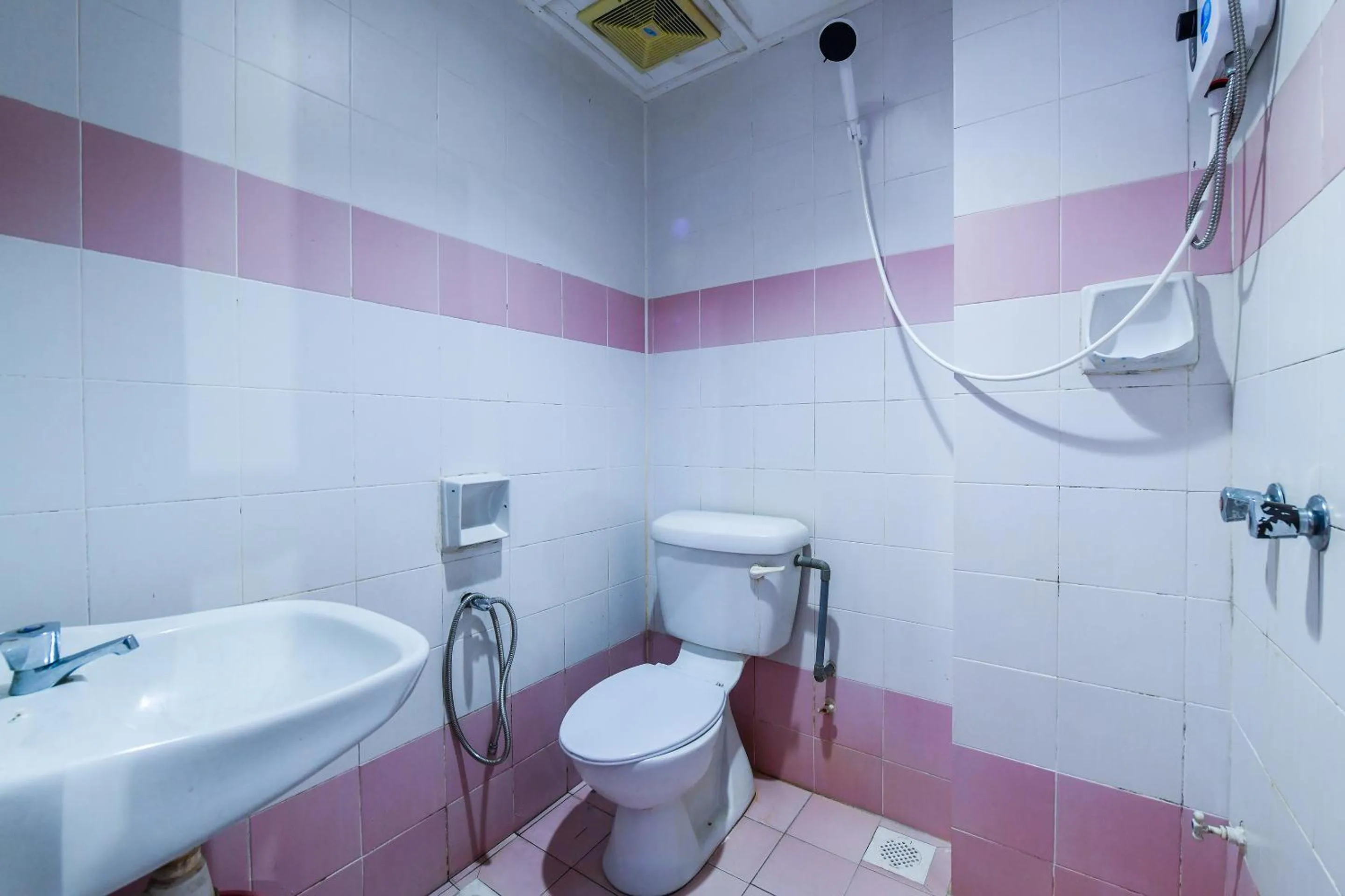 Bathroom in OYO Home 90466 JC Sunshine Bay Resort Apartment Port Dickson