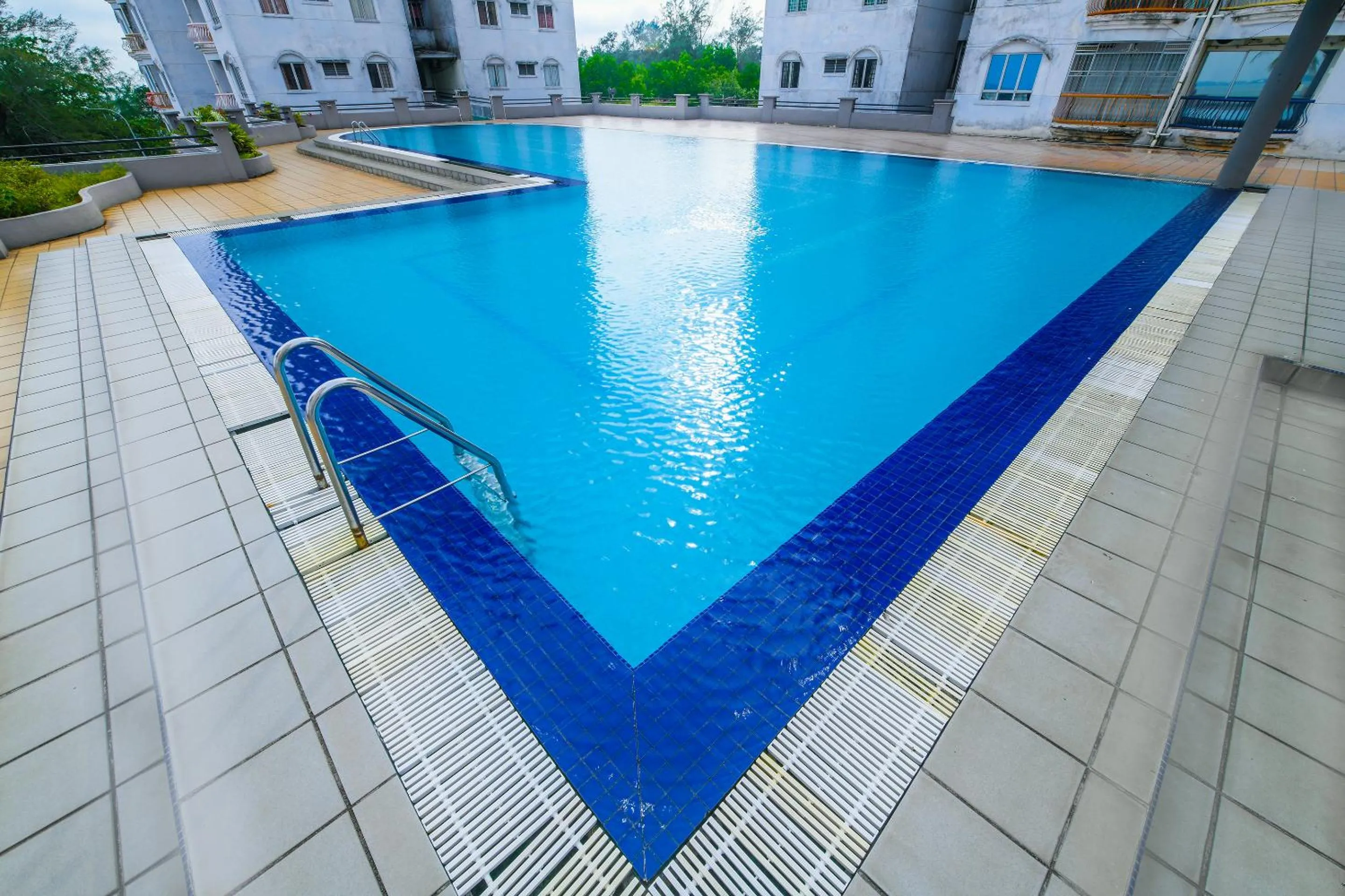 Swimming pool in OYO Home 90466 JC Sunshine Bay Resort Apartment Port Dickson