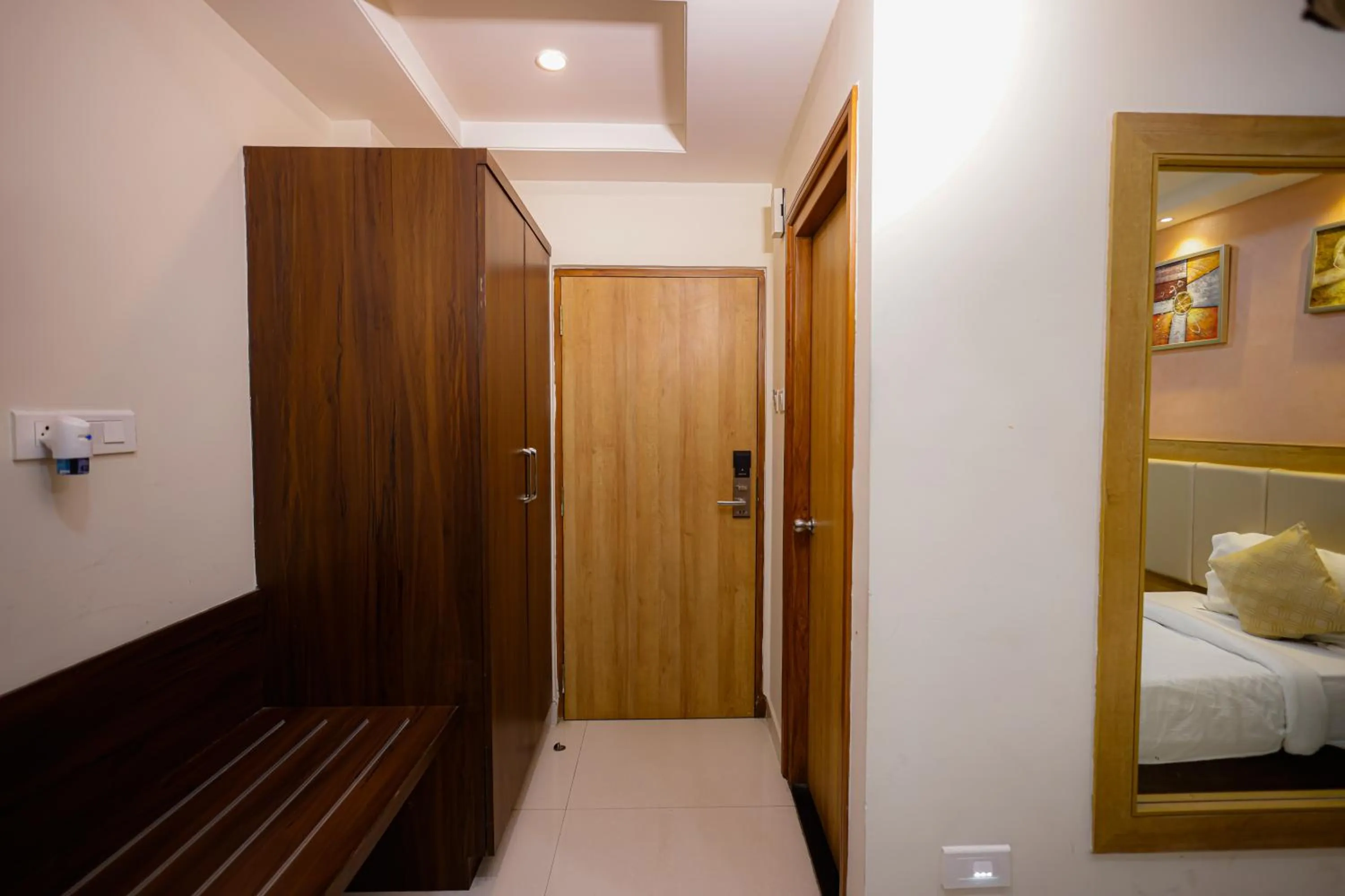 wardrobe, Bed in M Square Hotel