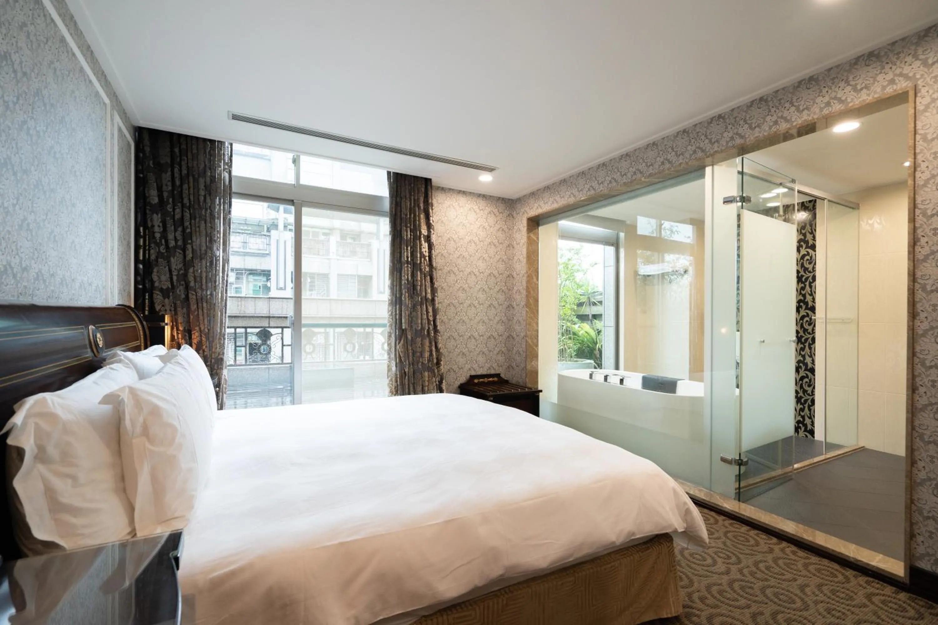 Photo of the whole room, Bed in XINSHE Hotel - Linsen