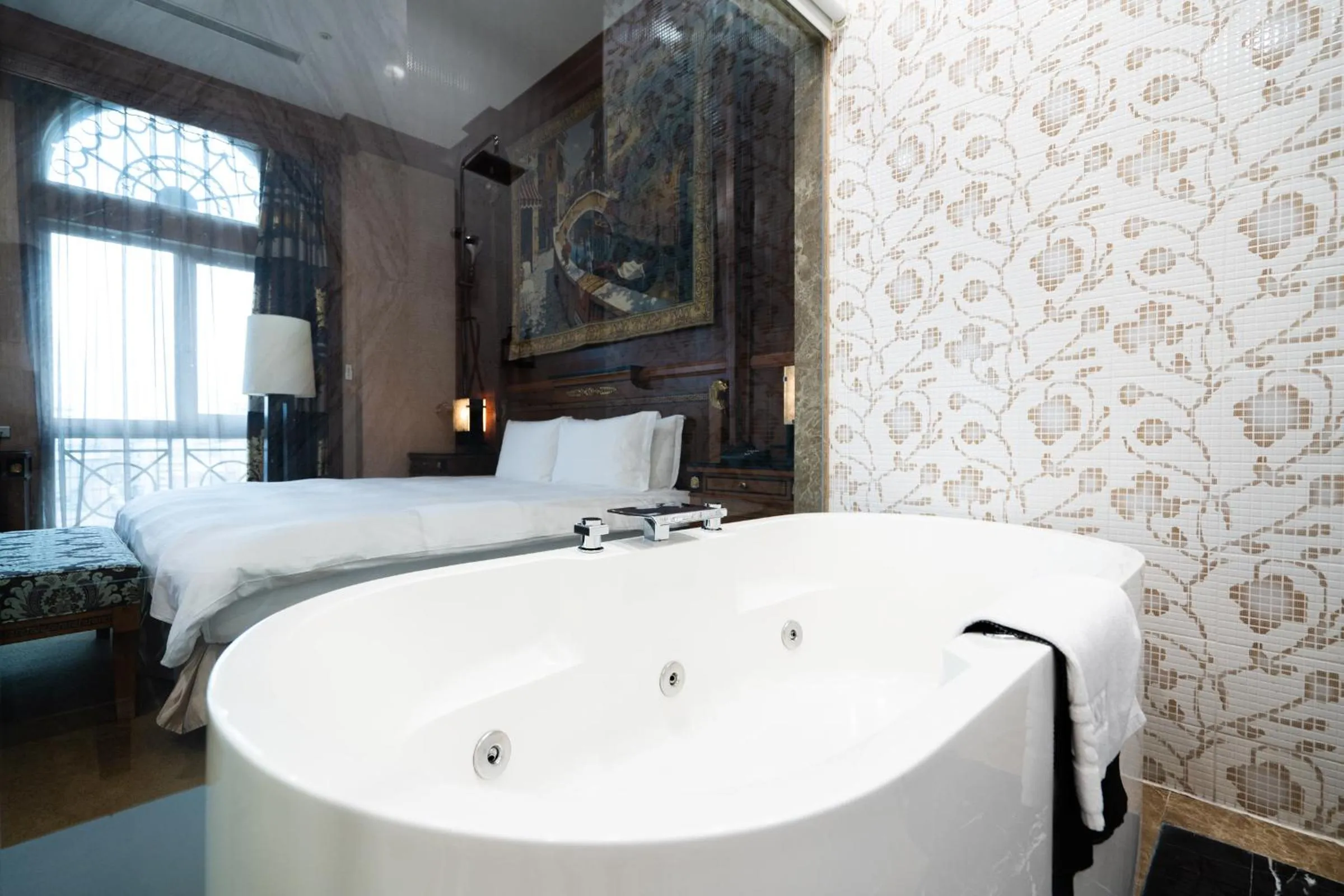 Bathroom, Bed in XINSHE Hotel - Linsen