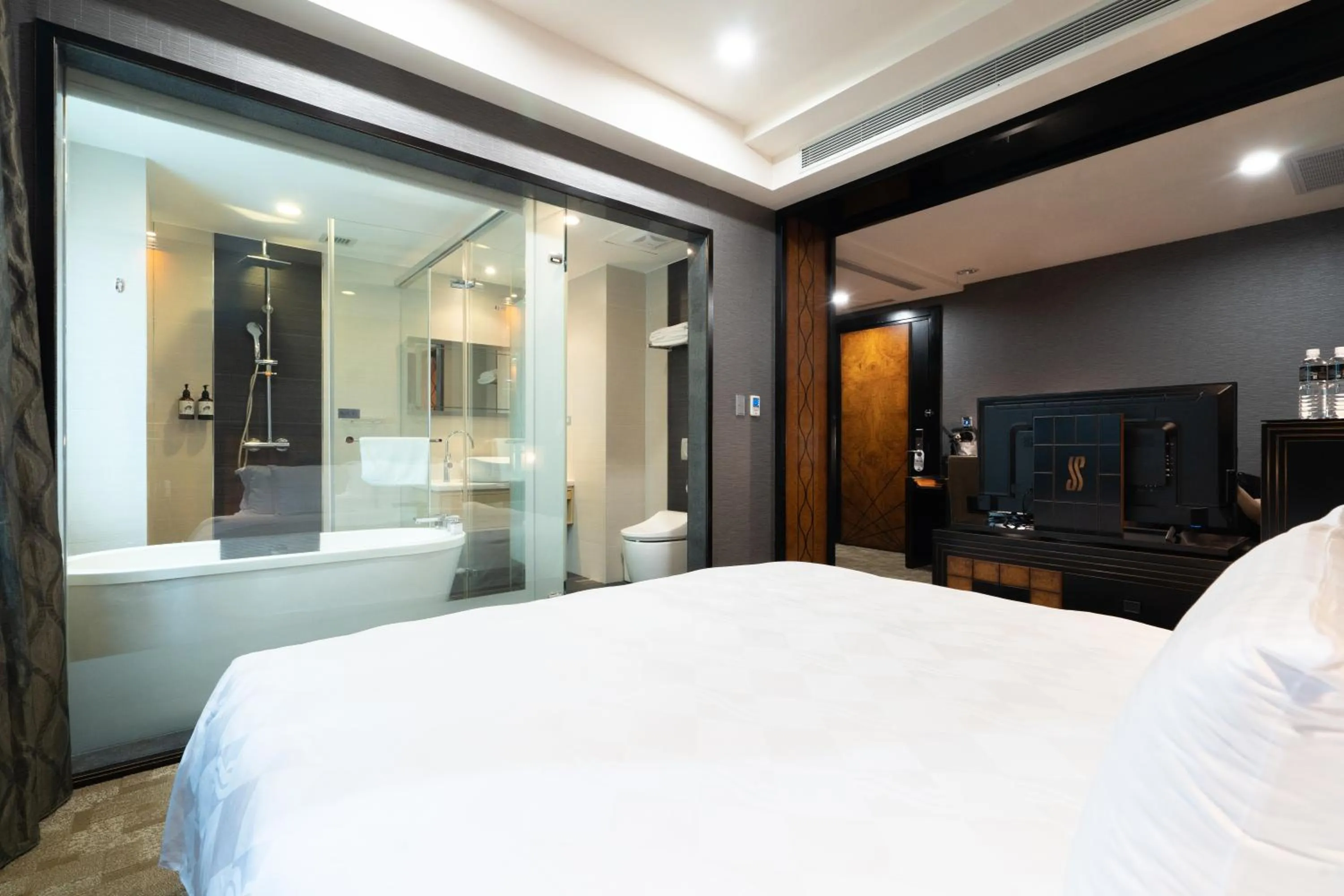 Photo of the whole room, Bed in XINSHE Hotel - Linsen