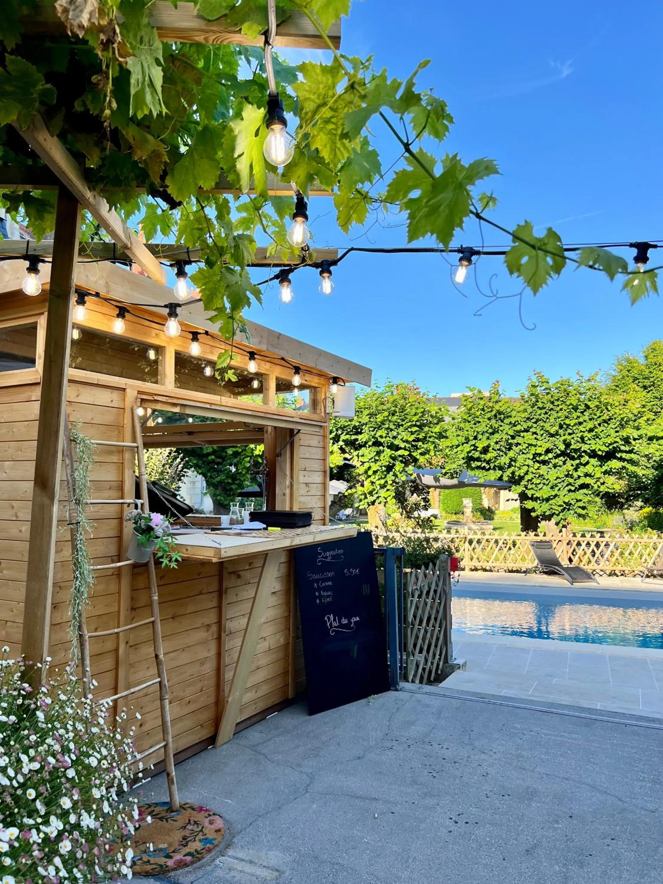 Lounge or bar in Hôtel Le Petit Périer